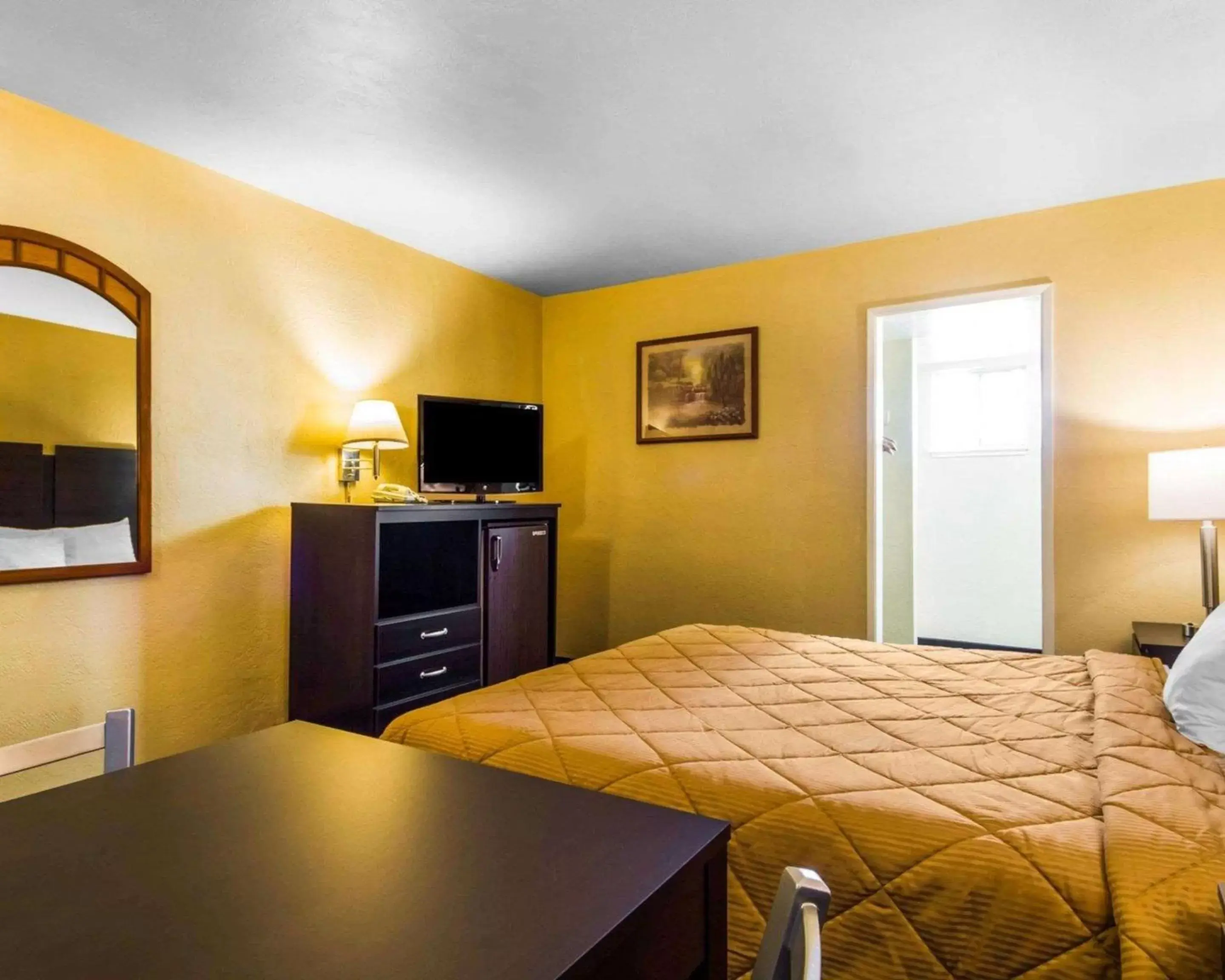 Photo of the whole room, TV/Entertainment Center in Econo Lodge Sacramento Convention Center