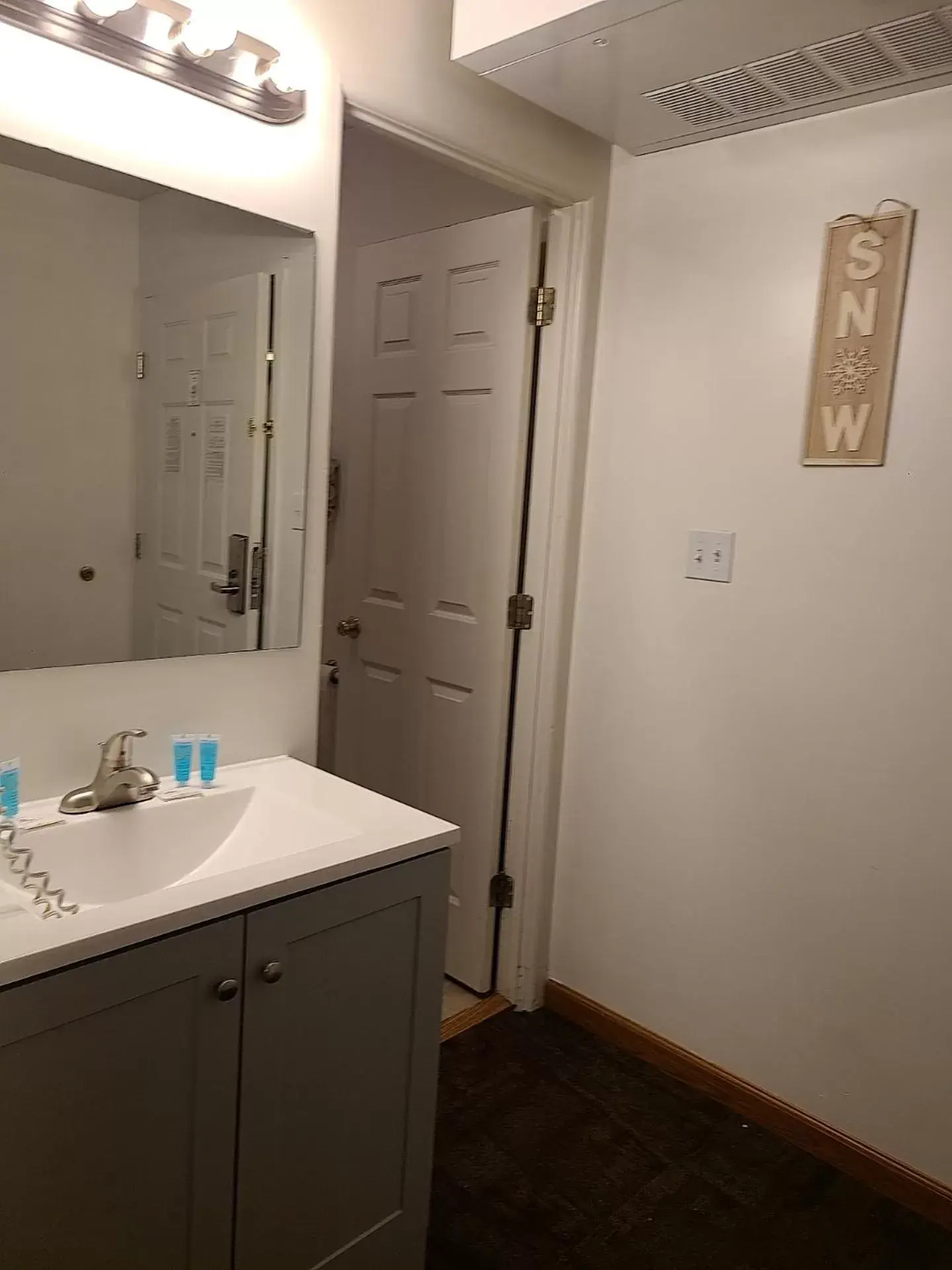 Bathroom in Jefferson Inn Bathroom in Jefferson Inn