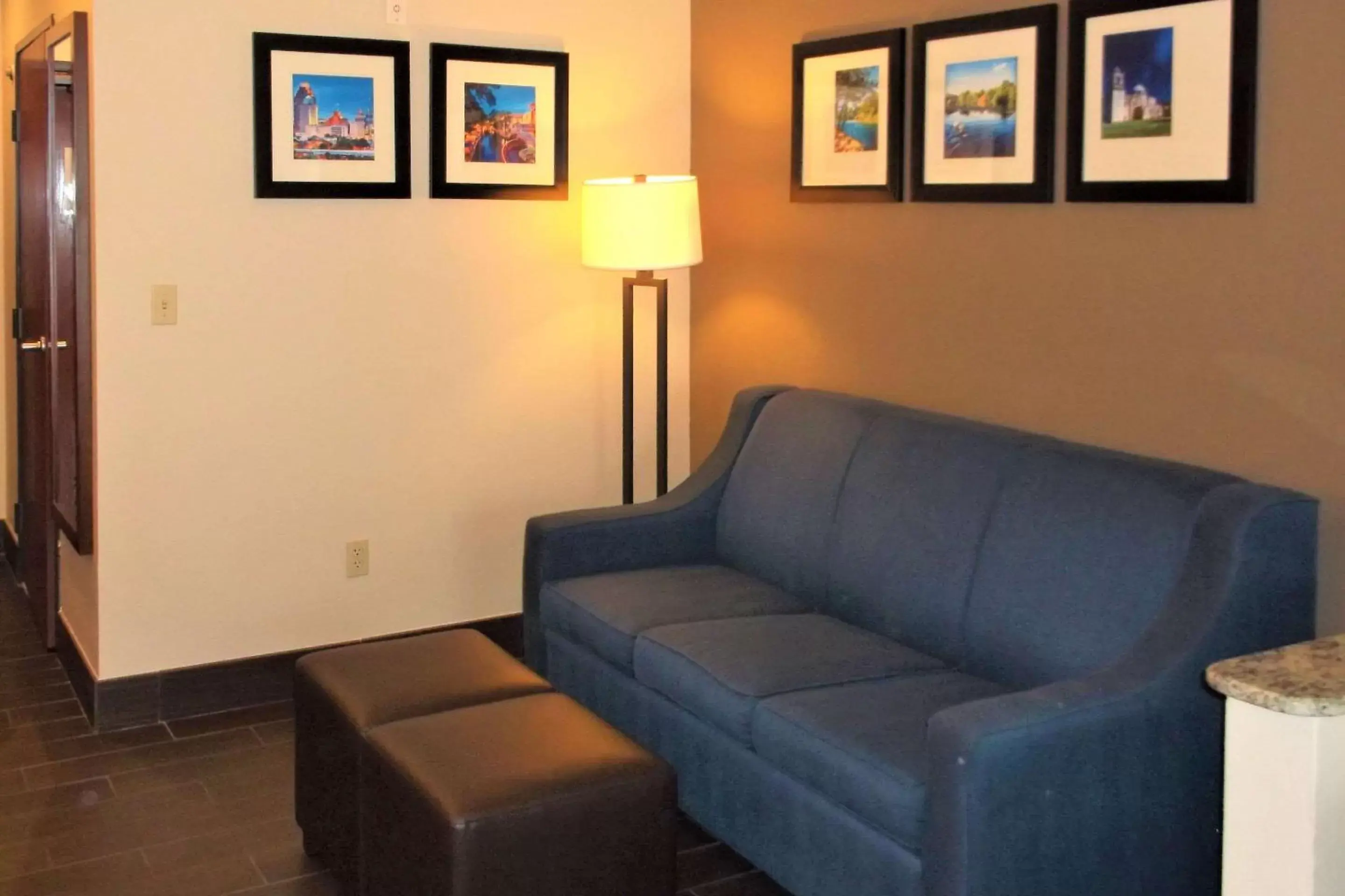Photo of the whole room, Seating Area in Comfort Inn & Suites Seguin