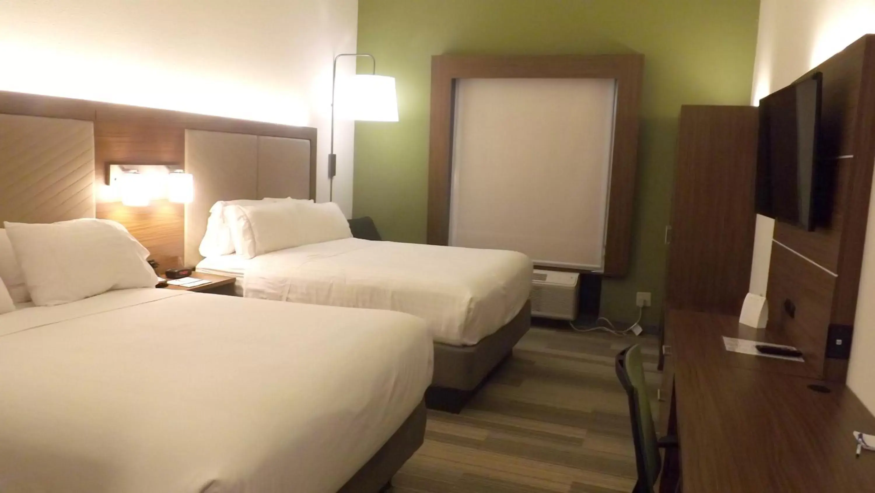 Photo of the whole room, Bed in Holiday Inn Express & Suites Dyersburg, an IHG Hotel