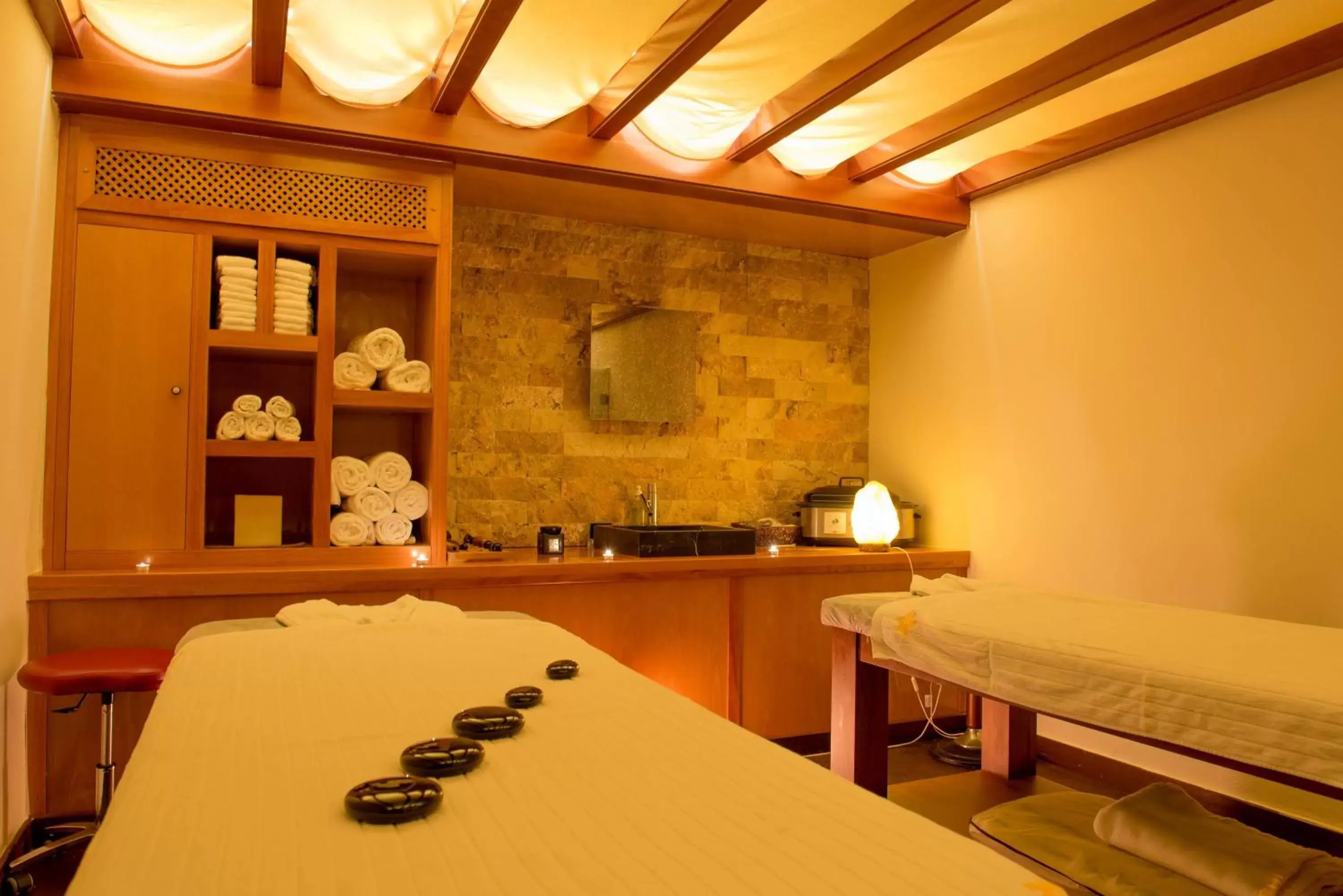 Massage, Restaurant/Places to Eat in Los Angeles Hotel & Spa