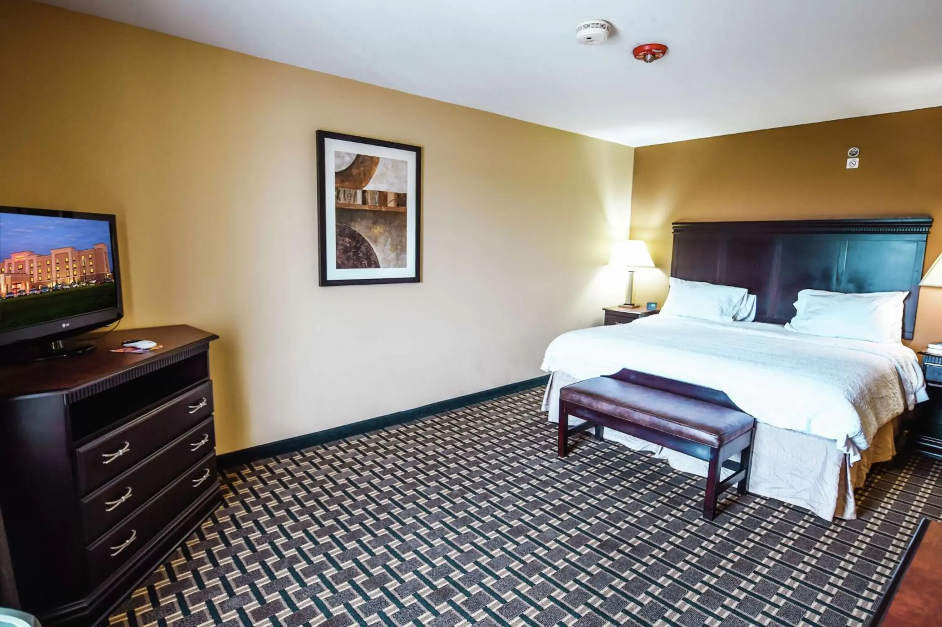 Bedroom, Bed in Hampton Inn & Suites Pine Bluff