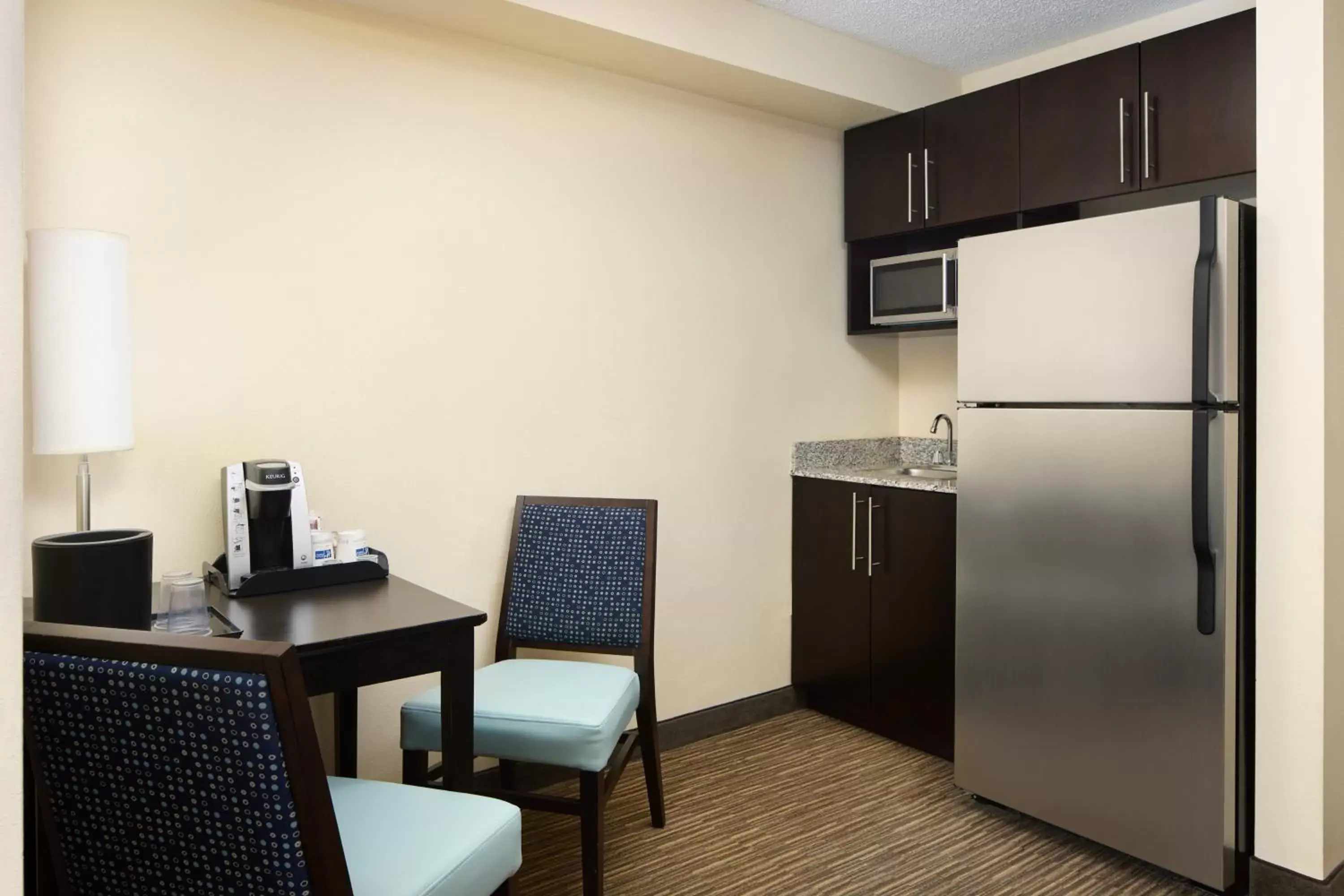 Bedroom, Kitchen/Kitchenette in Holiday Inn Express & Suites Alpharetta, an IHG Hotel