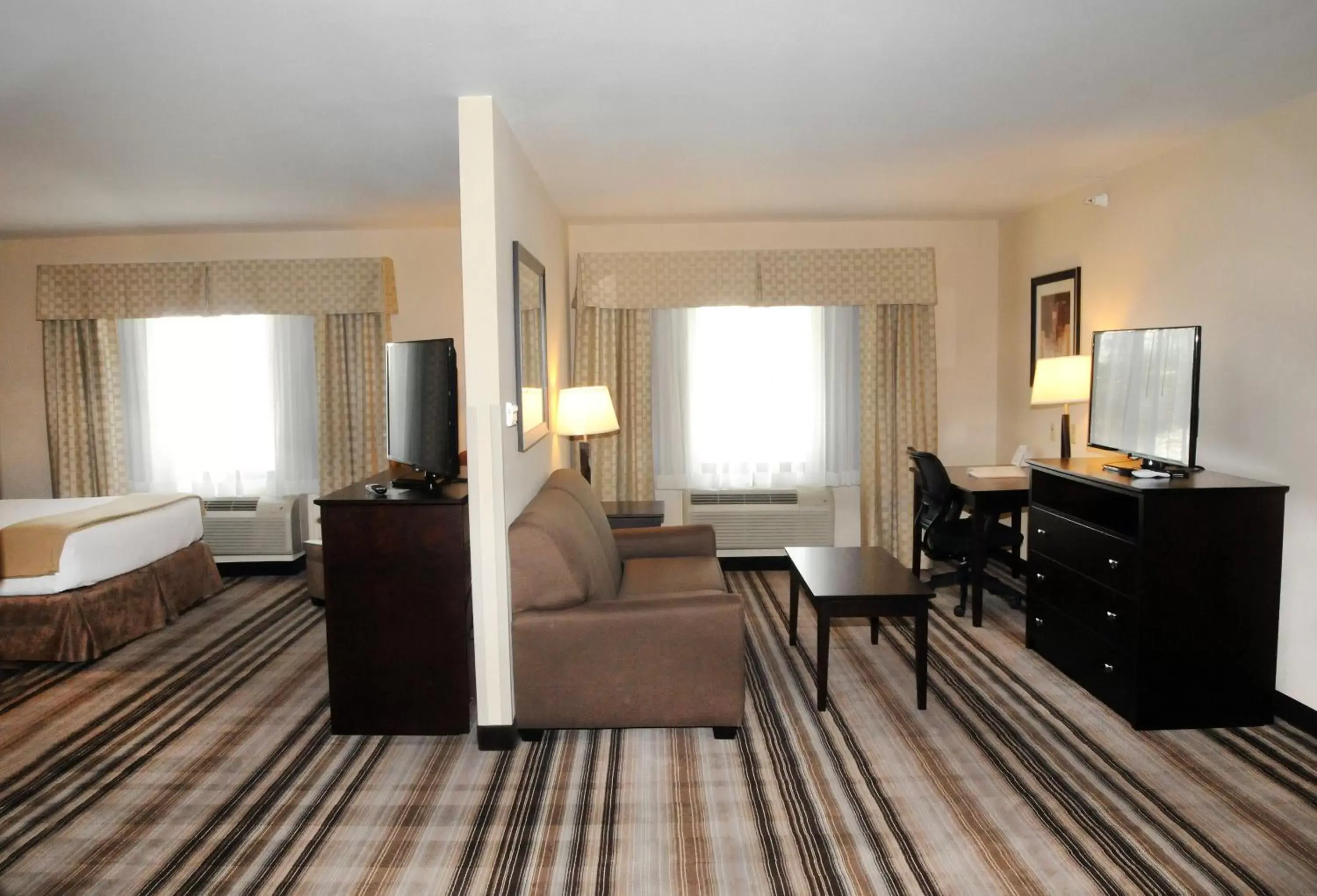 Photo of the whole room, TV/Entertainment Center in Holiday Inn Express & Suites Cambridge, an IHG Hotel