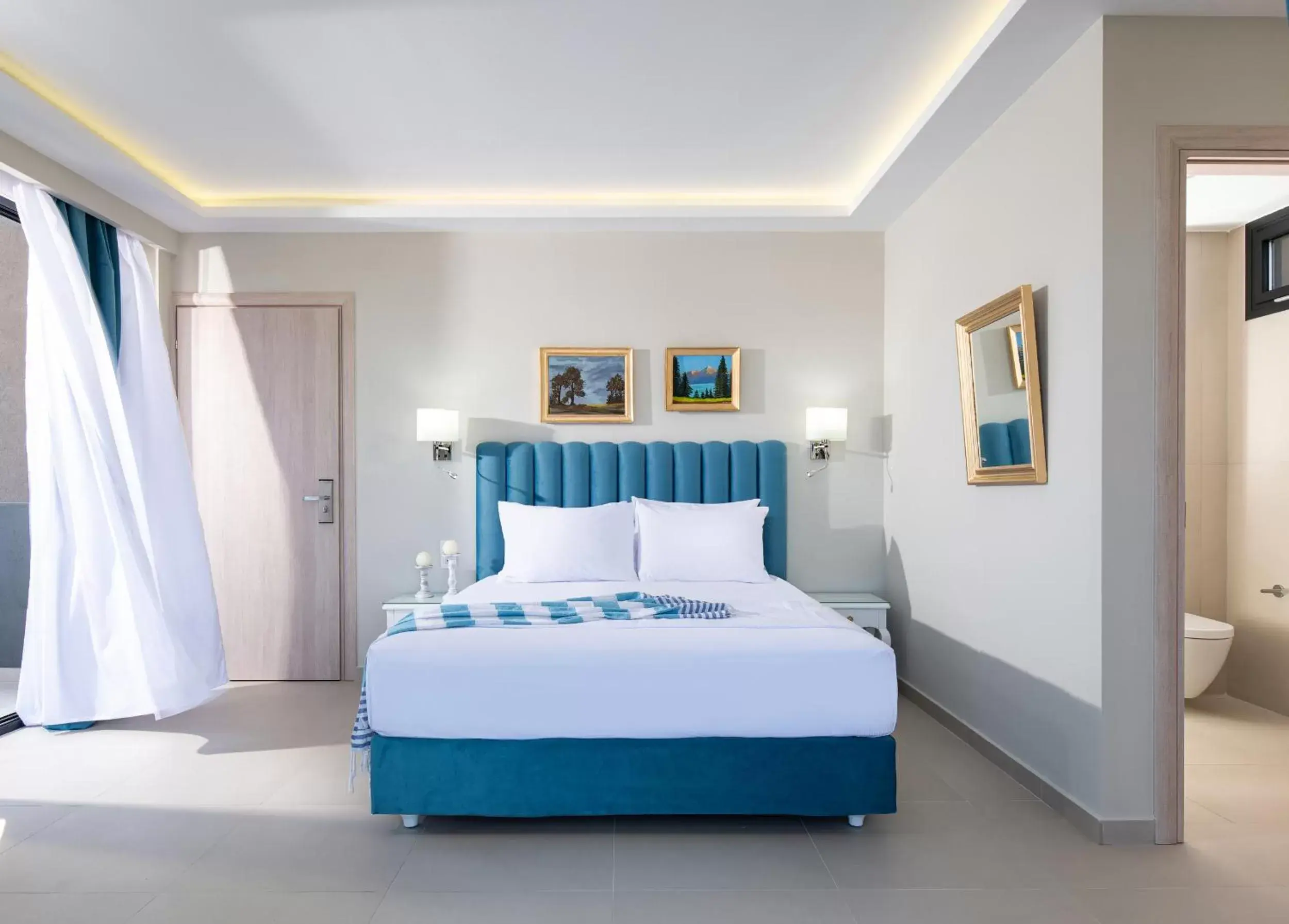 Photo of the whole room, Bed in Light Blue Hotel