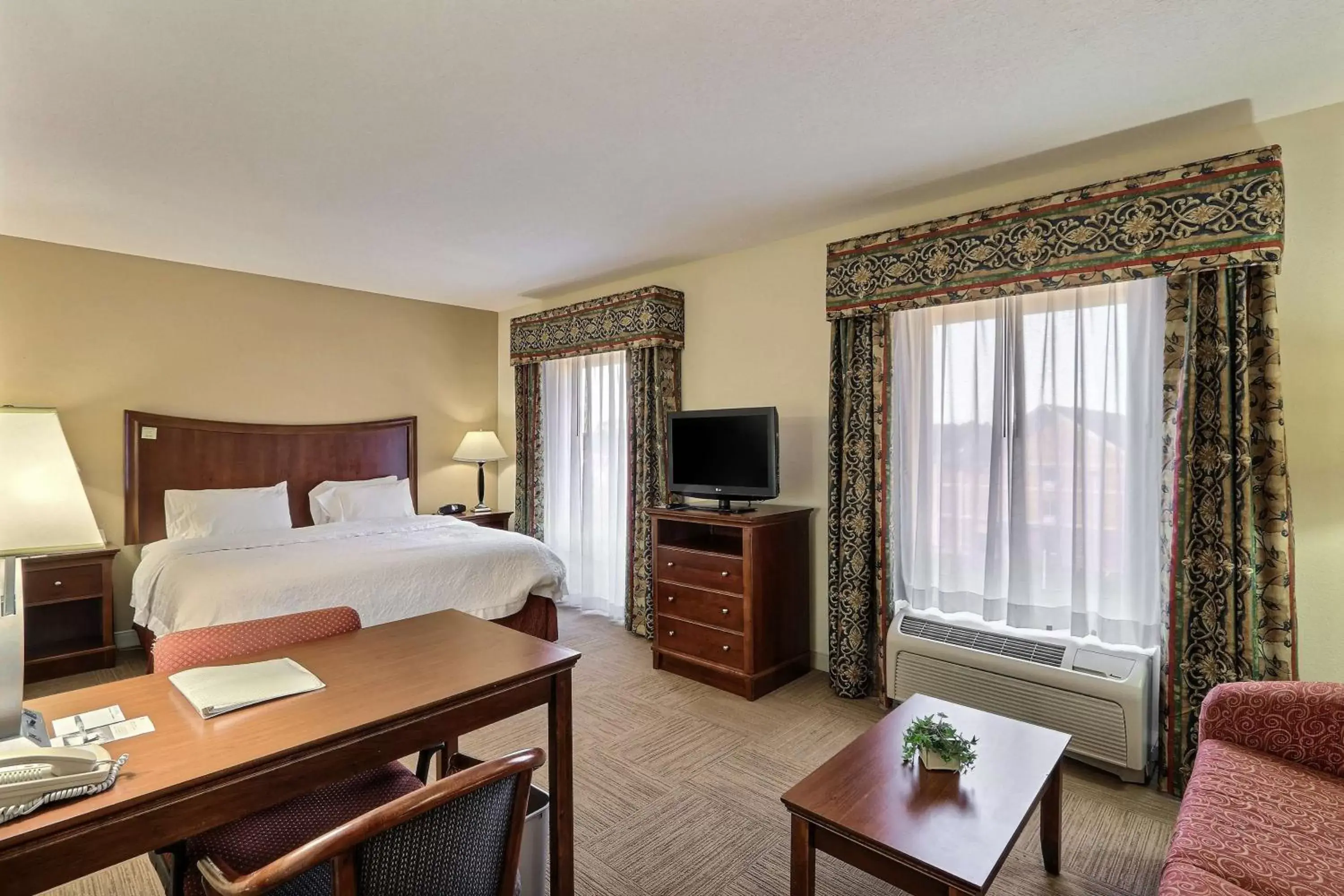 Bed in Hampton Inn & Suites Savannah - I-95 South - Gateway