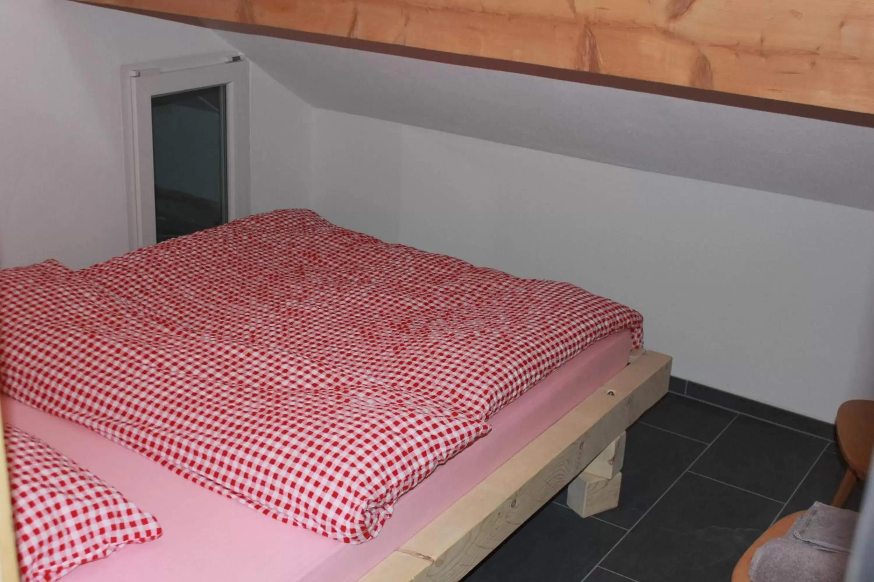 Budget Single Room with Shared Bathroom - single occupancy - Attic in Hirschen B&B Budget Single Room with Shared Bathroom - single occupancy - Attic in Hirschen B&B