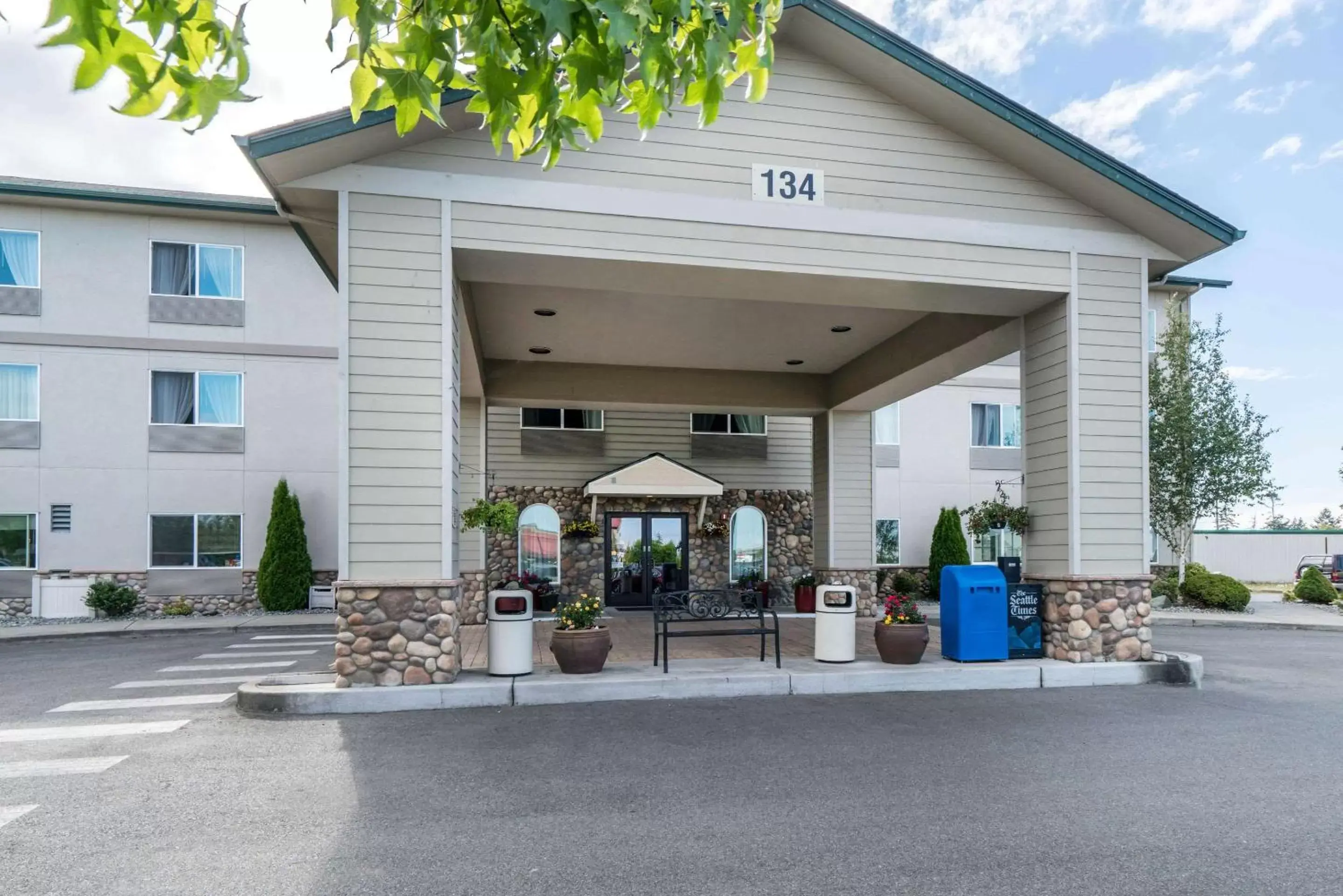 Property building in Quality Inn & Suites Sequim at Olympic National Park