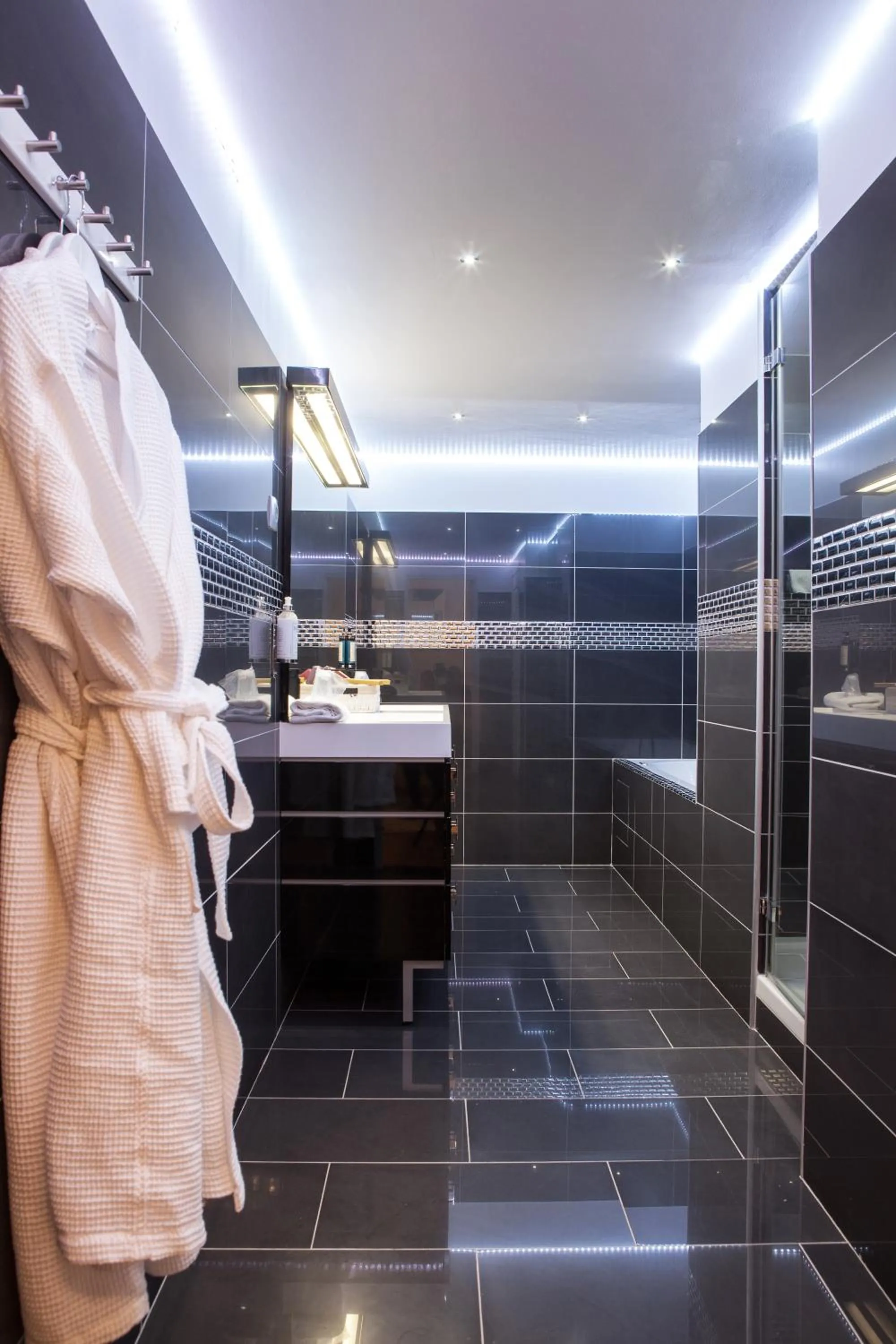 Bathroom in Hôtel de France