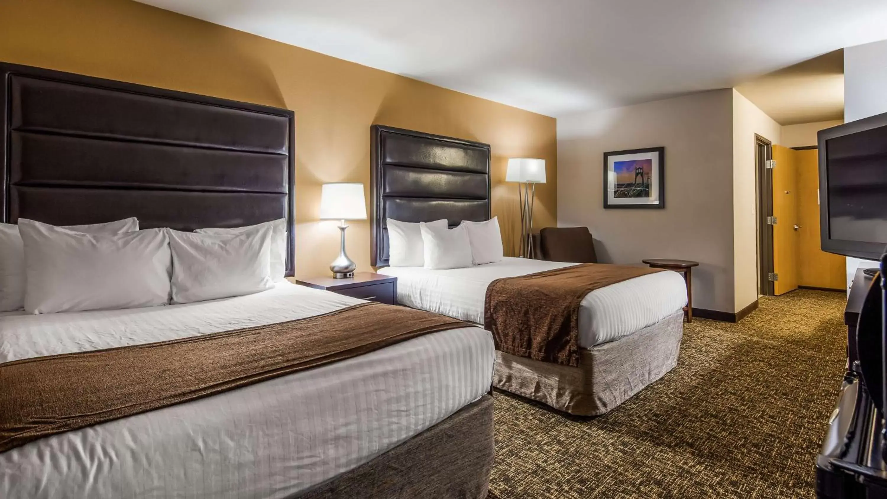 Photo of the whole room, Bed in Best Western Oak Meadows Inn