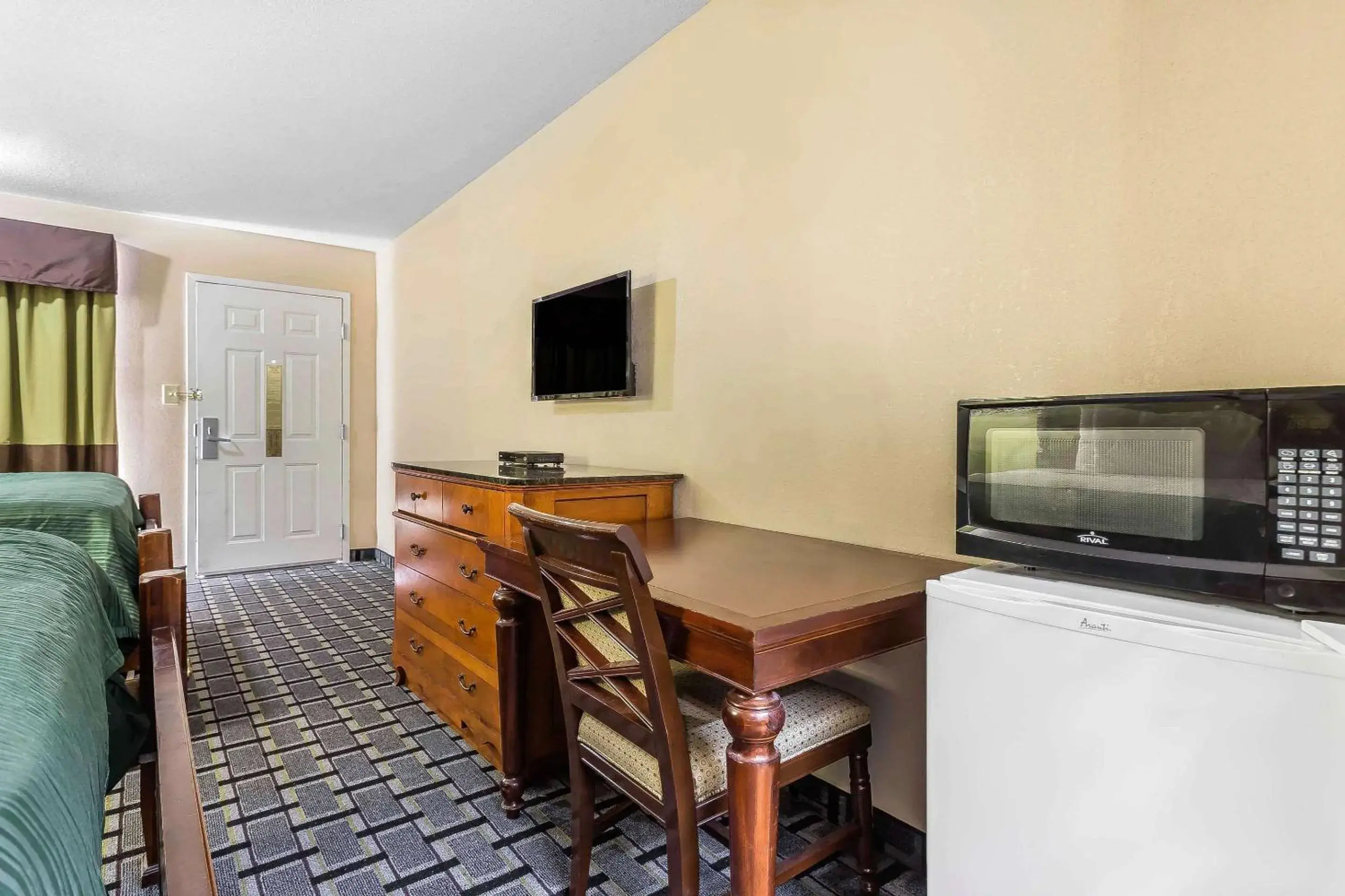 Photo of the whole room in Rodeway Inn Augusta South Photo of the whole room in Rodeway Inn Augusta South