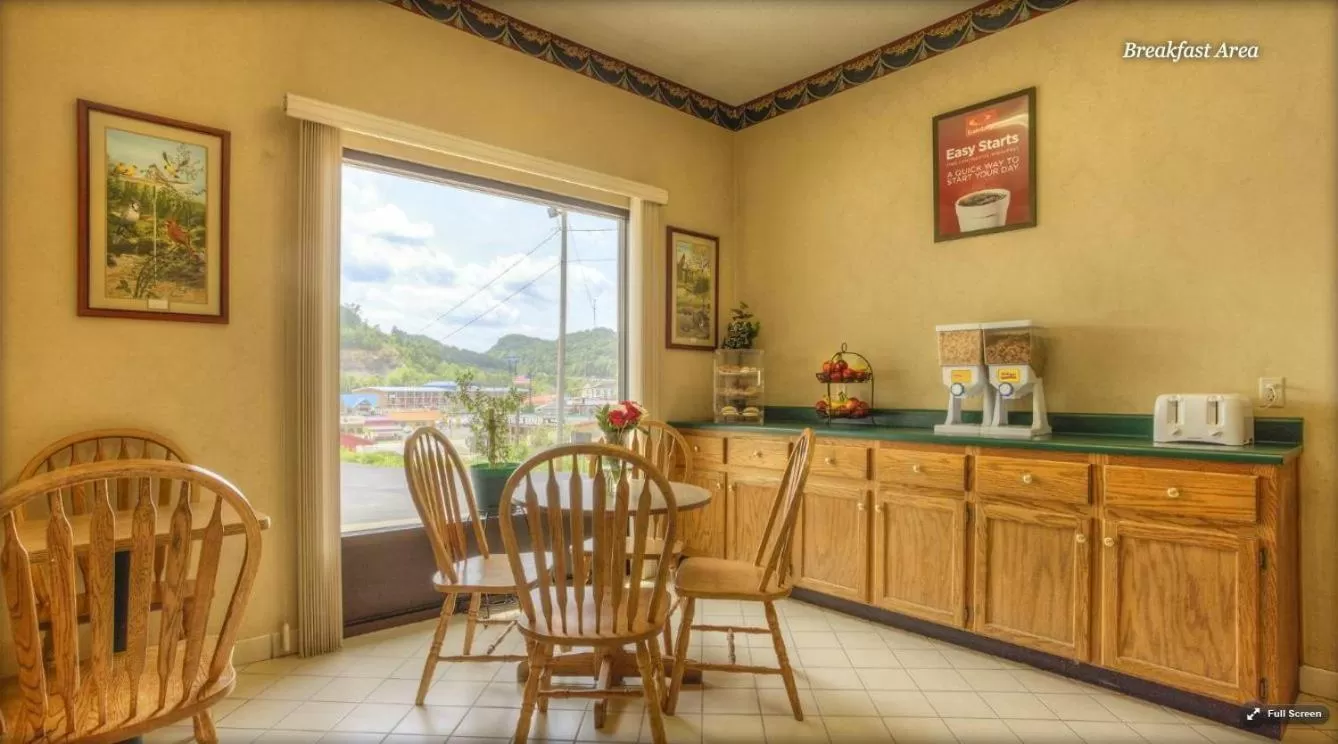 Dining area in Econo Lodge