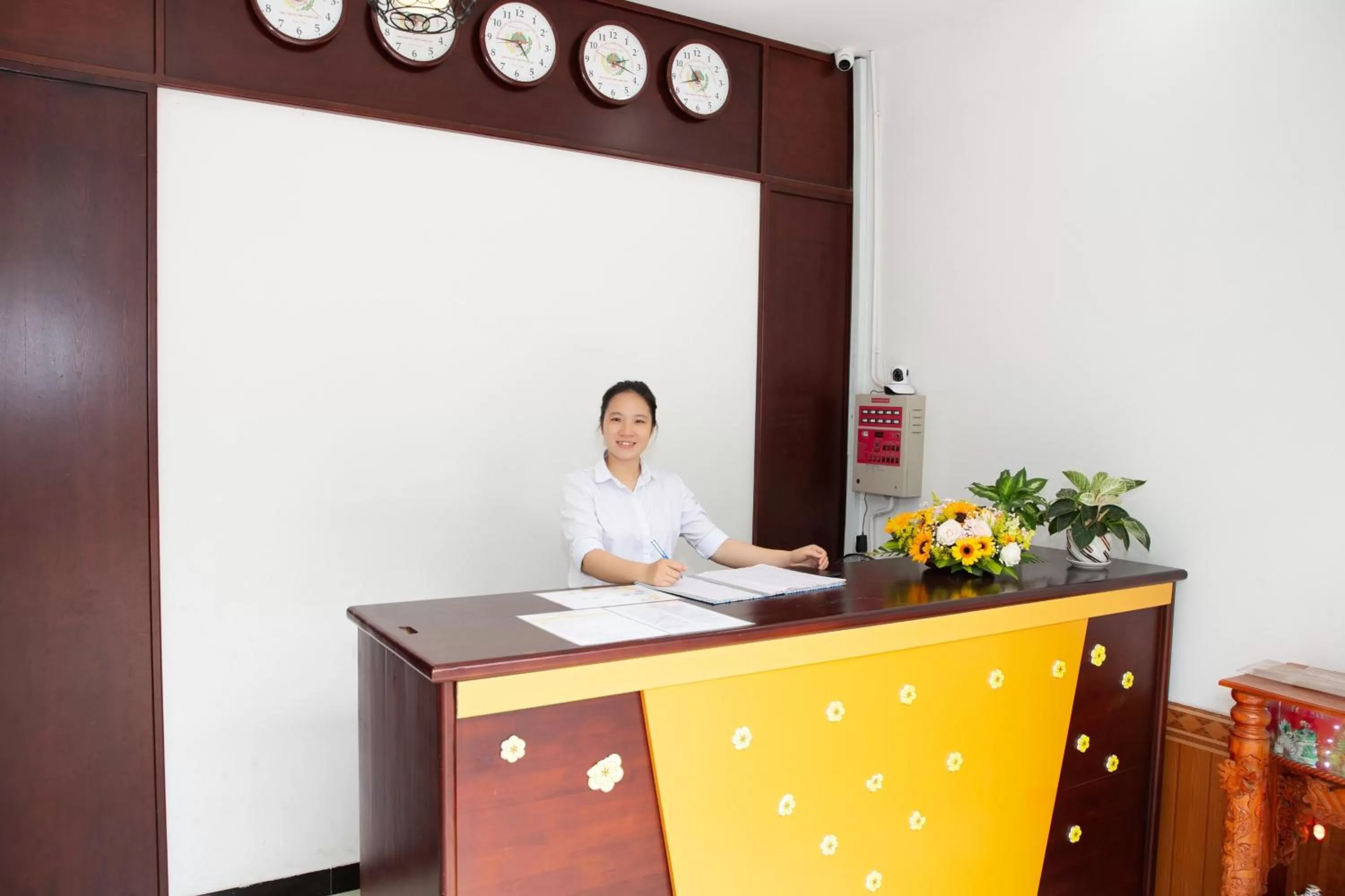 Property logo or sign in Hotel Hoa Cúc Phương Dĩ An - Bình Dương