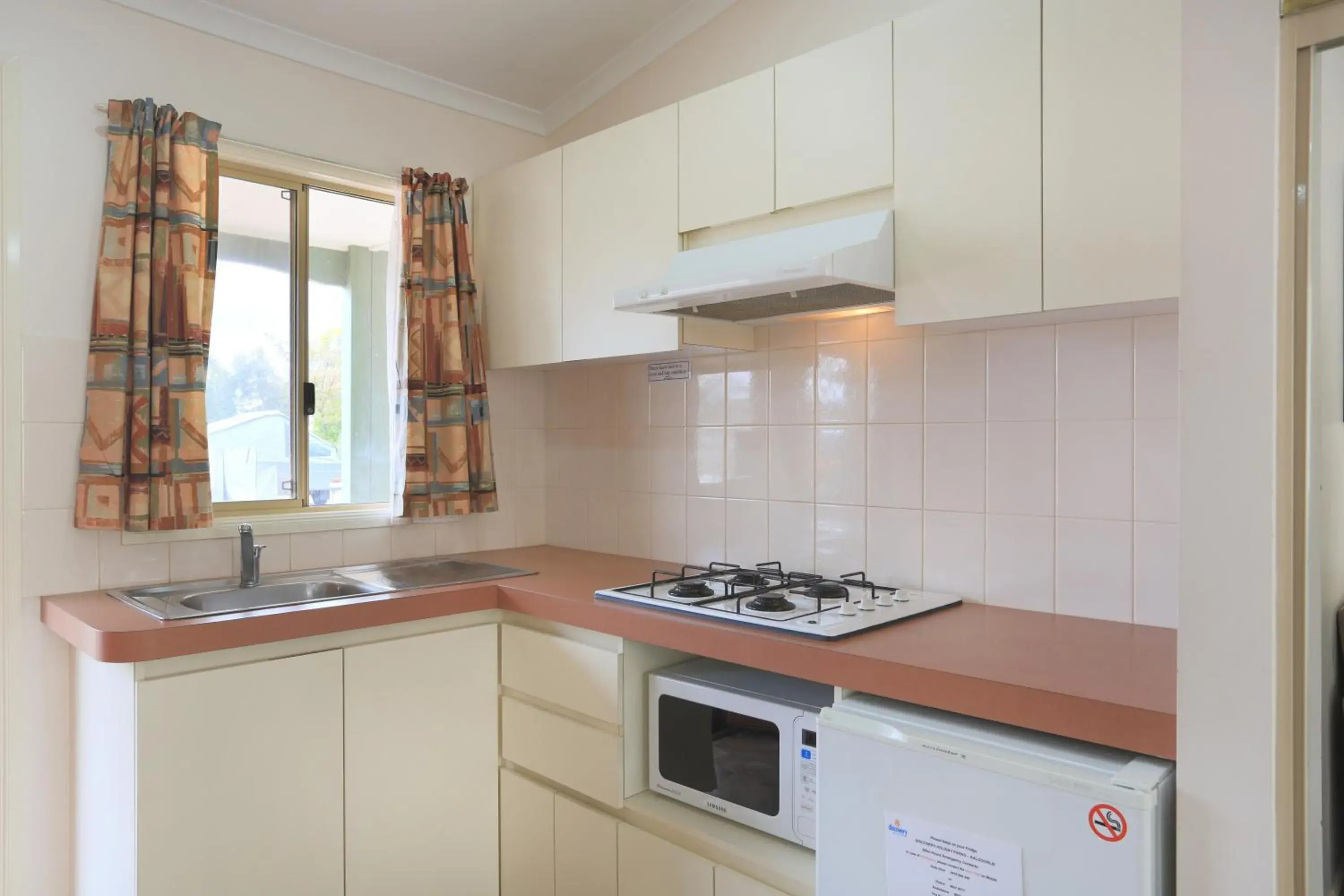 Kitchen or kitchenette, Kitchen/Kitchenette in Discovery Parks - Kalgoorlie Goldfields