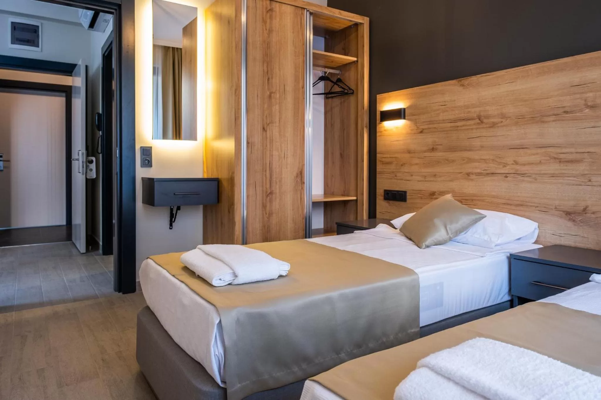 Bedroom, Bed in Nas Suite