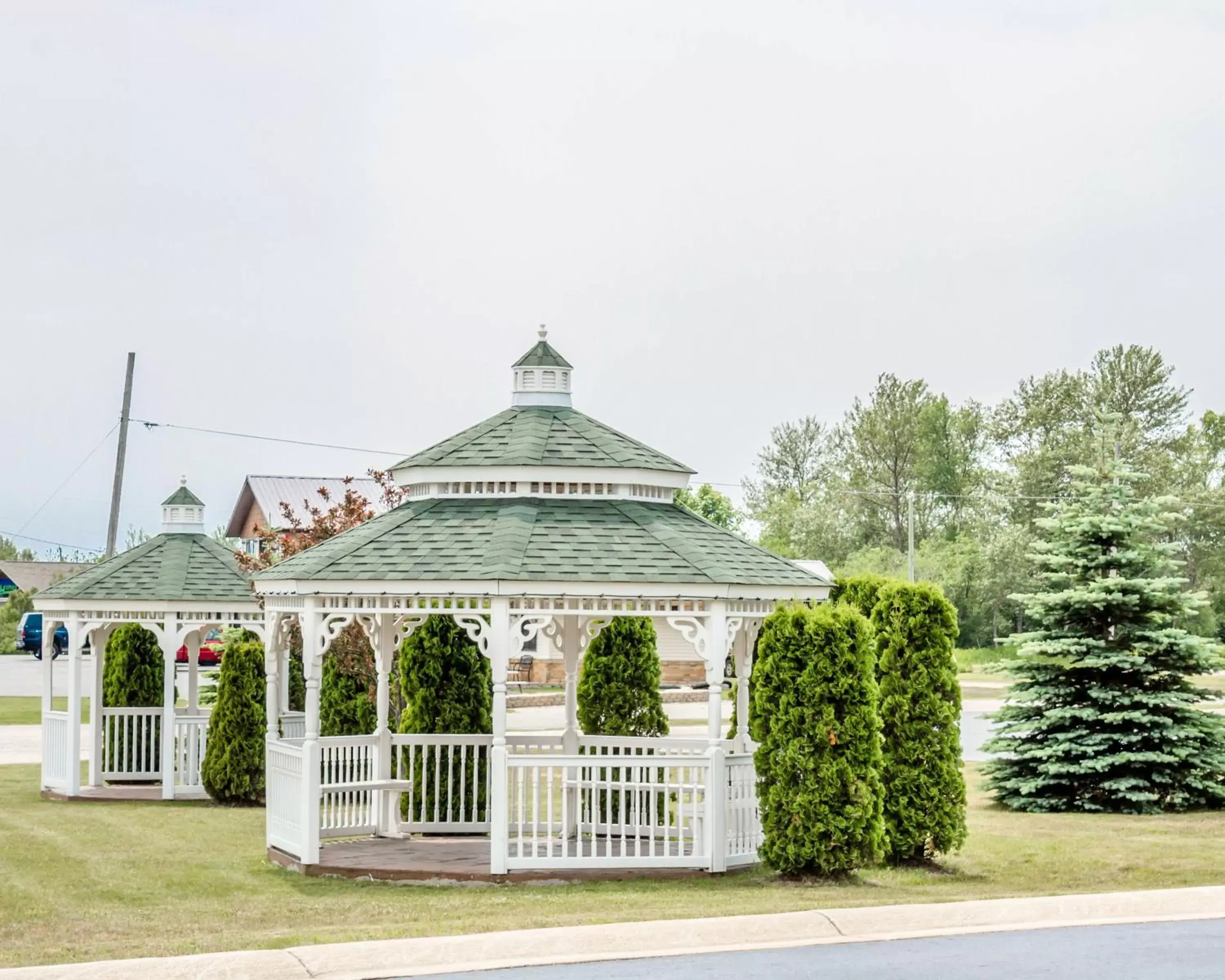 Garden, Property Building in Quality Inn & Suites