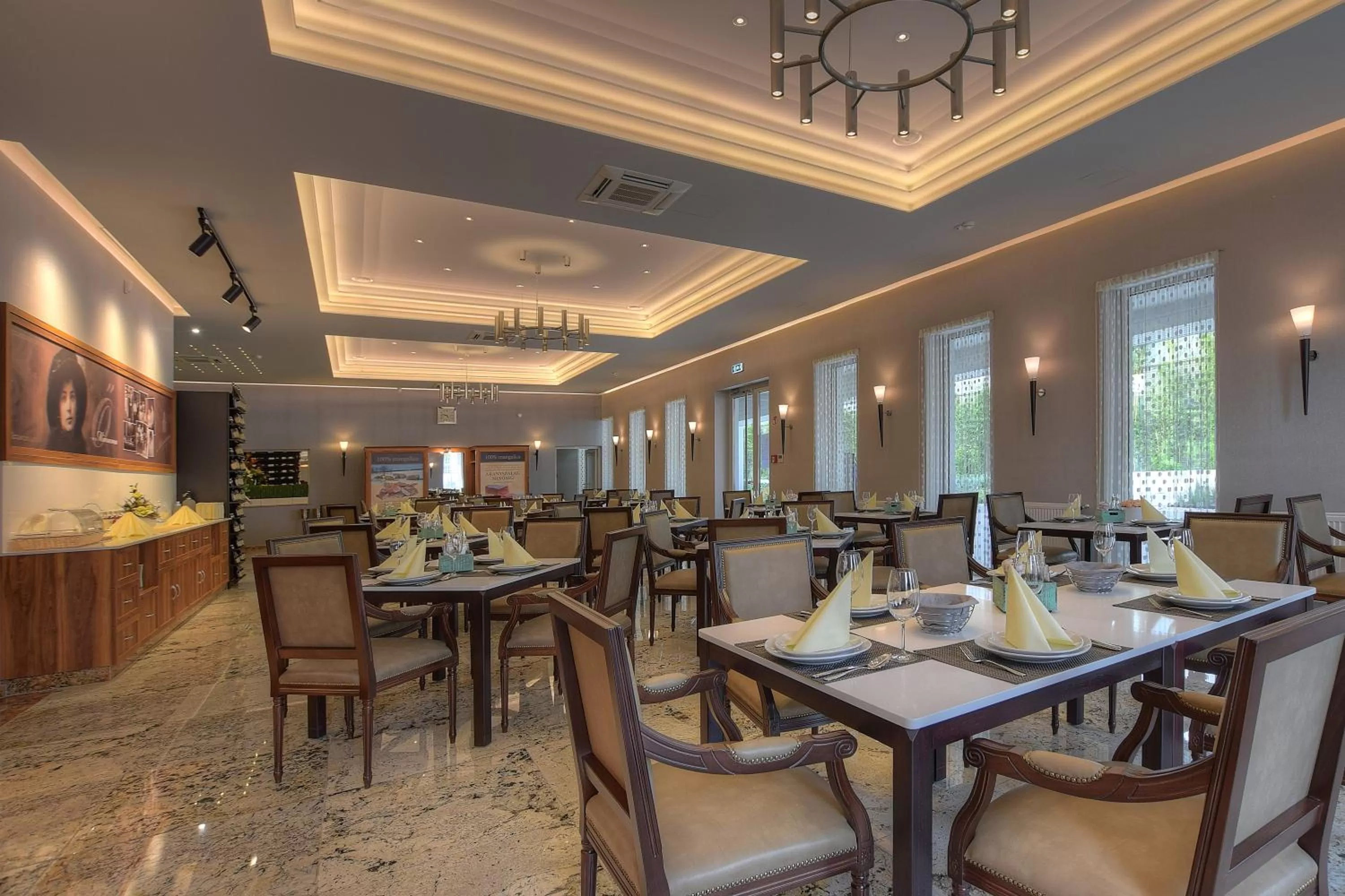 Restaurant/places to eat in Anna Hotel