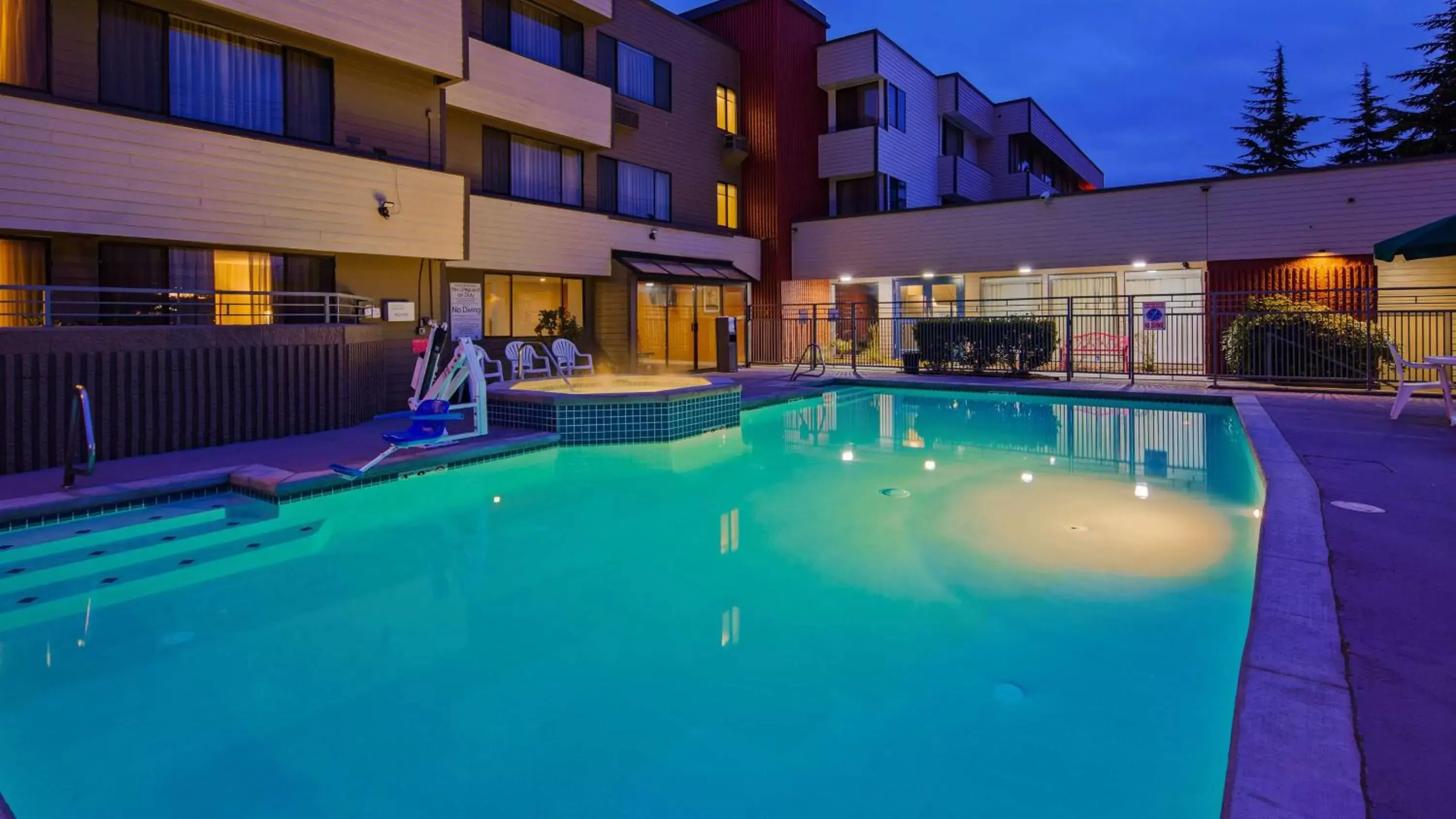 On site, Swimming Pool in Best Western Cascadia Inn