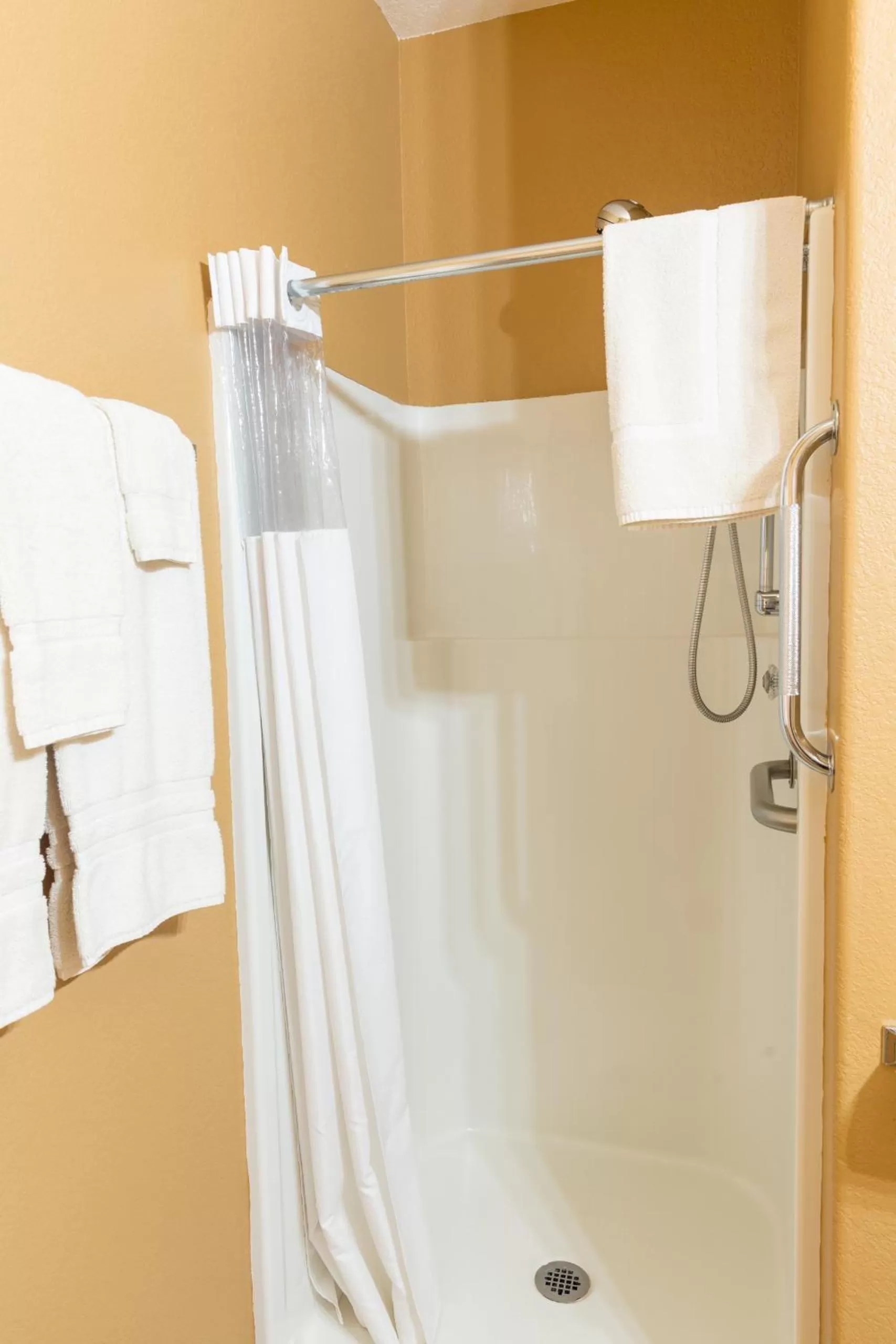 Shower in Hotel Cathlamet