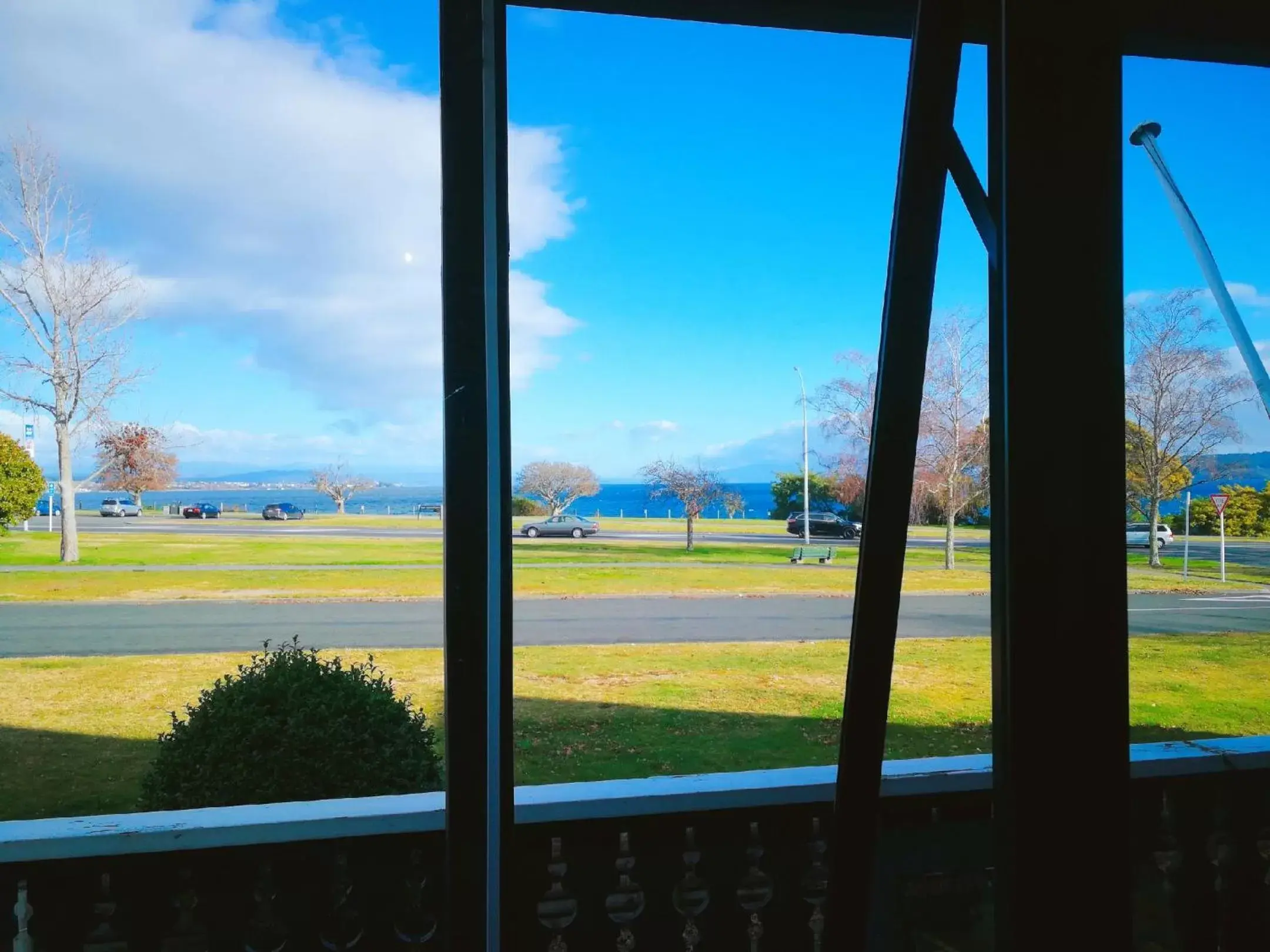 Lake view in Le Chalet Suisse Motel Taupo