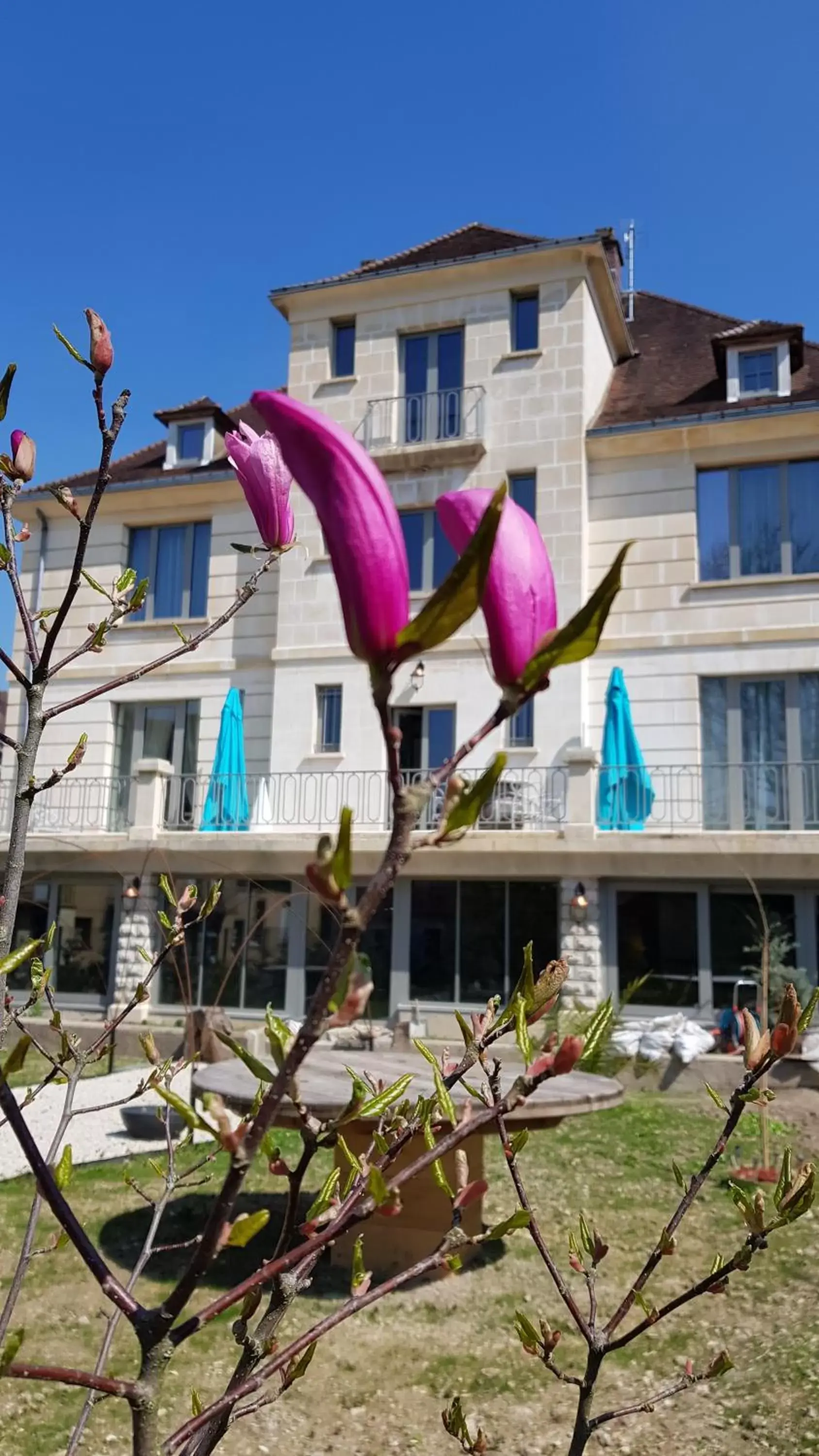 Spring, Property Building in Les Étoiles