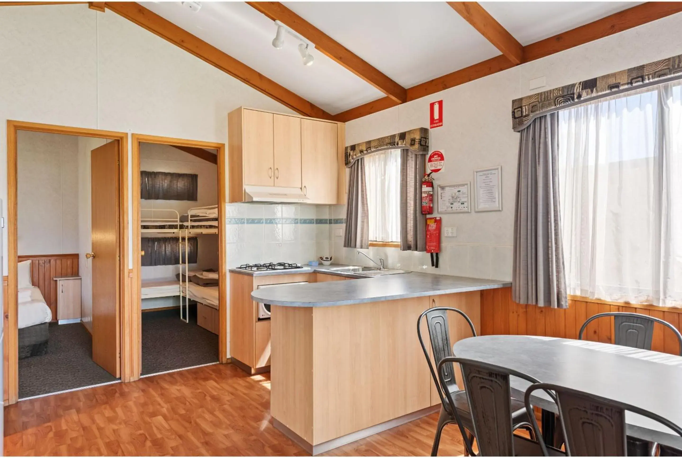 Dining area, Kitchen/Kitchenette in Discovery Parks - Lake Bonney