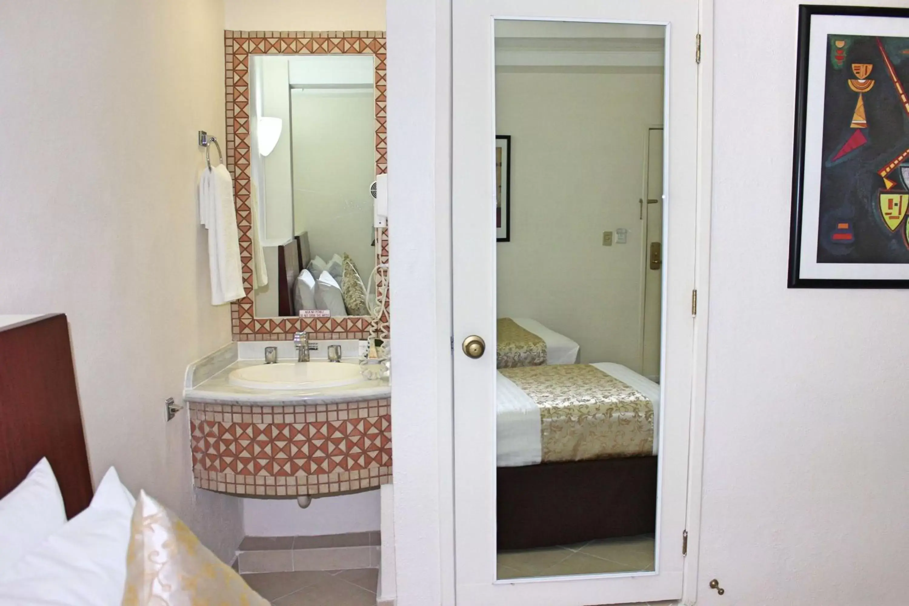 Bathroom, Bed in Best Western Taxco
