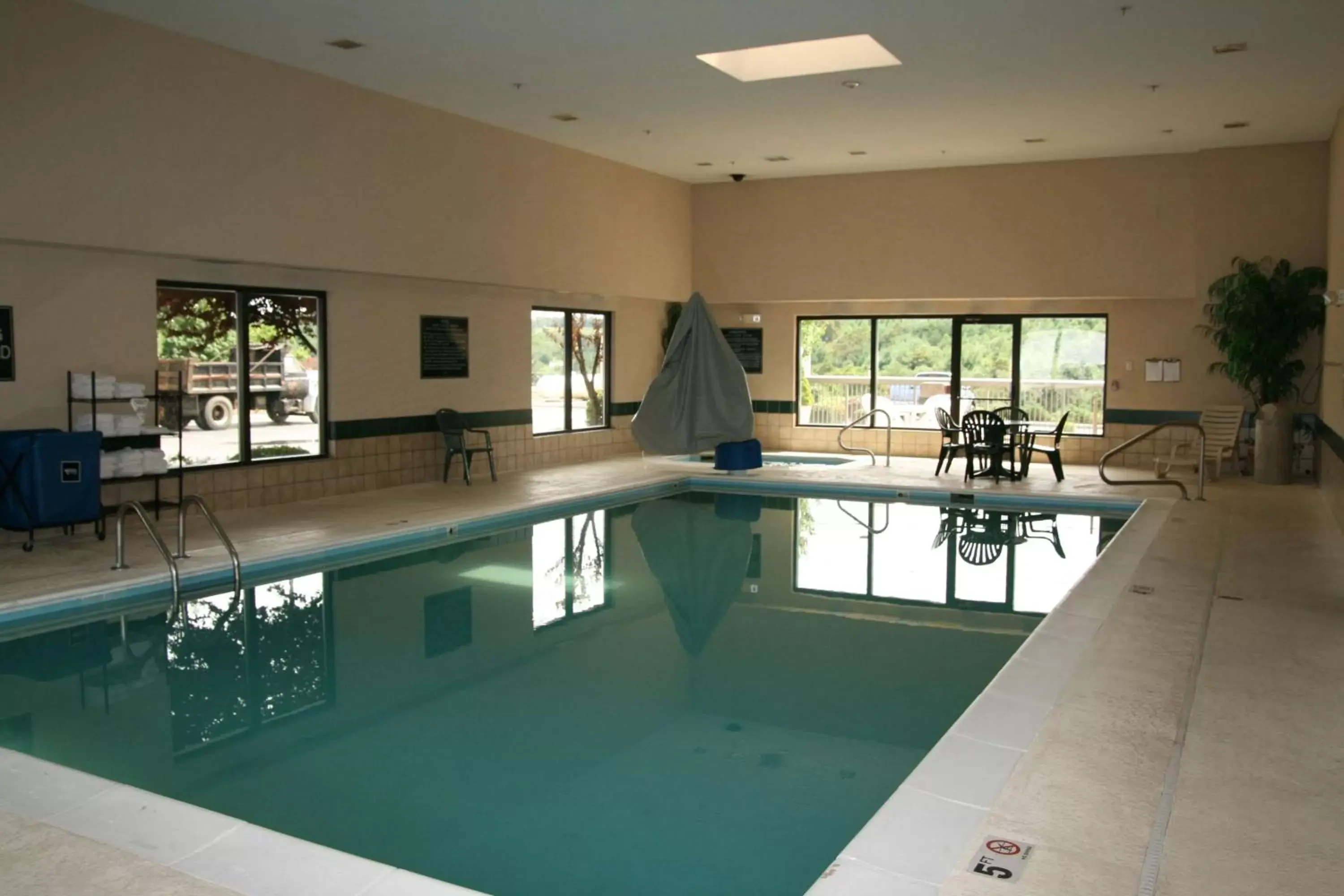 Pool view, Swimming Pool in Hampton Inn - Hillsville