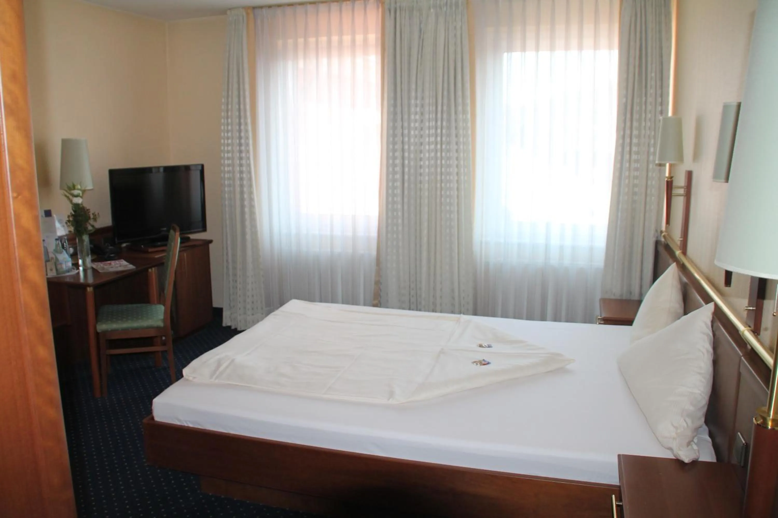 Photo of the whole room, Bed in Victoria Hotel