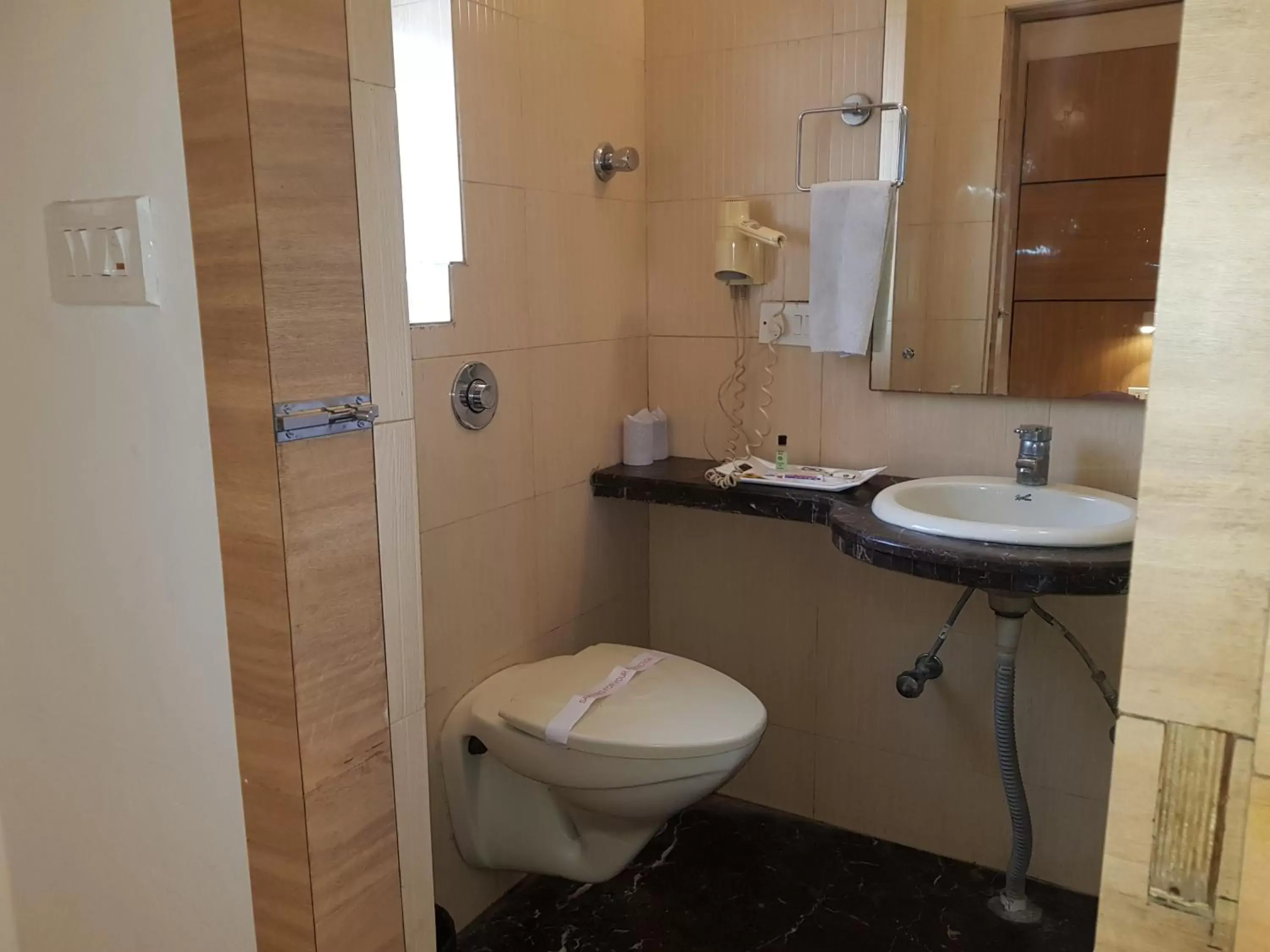 Toilet, Bathroom in Roland Hotel