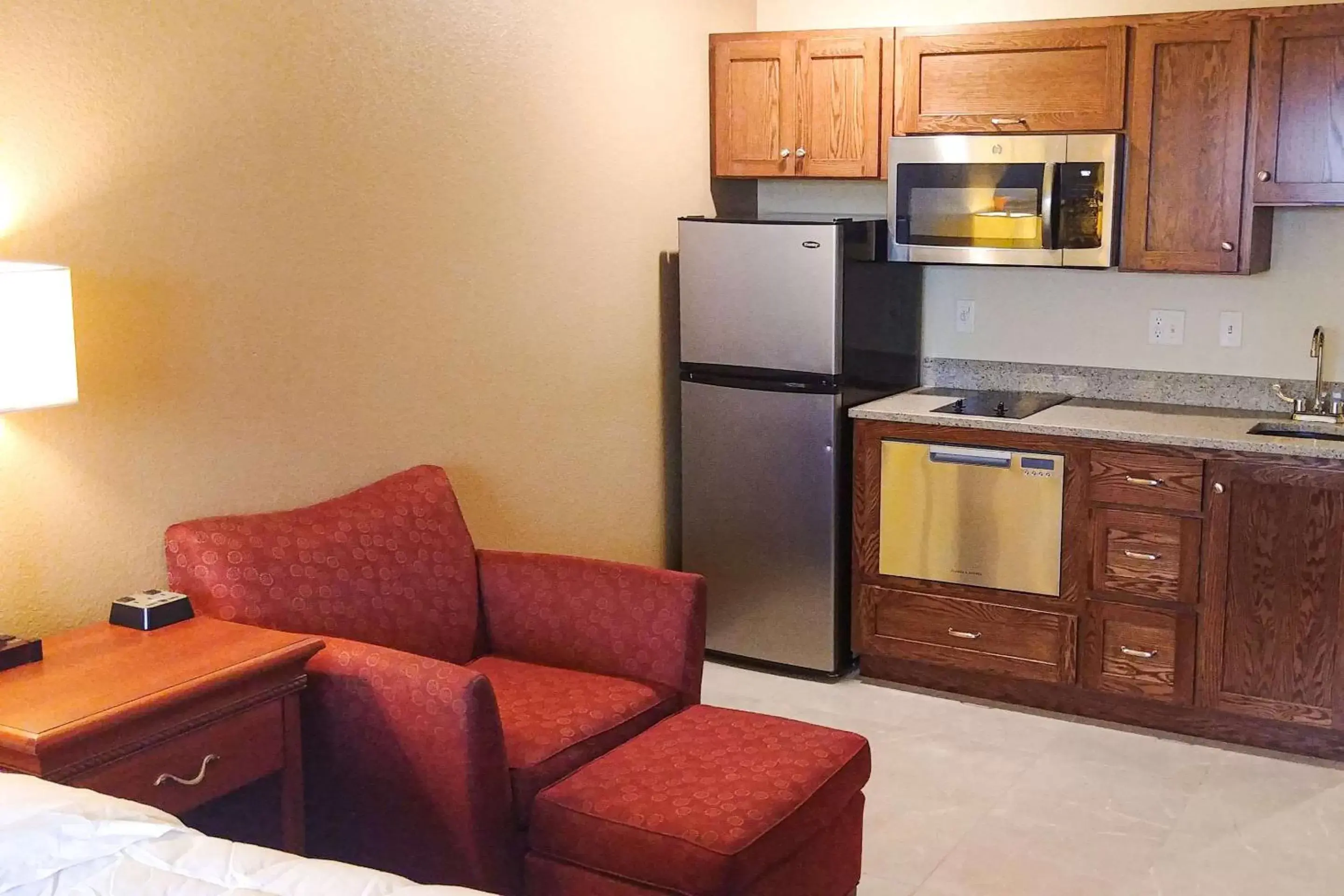 Photo of the whole room, Kitchen/Kitchenette in Heritage Hotel and Suites