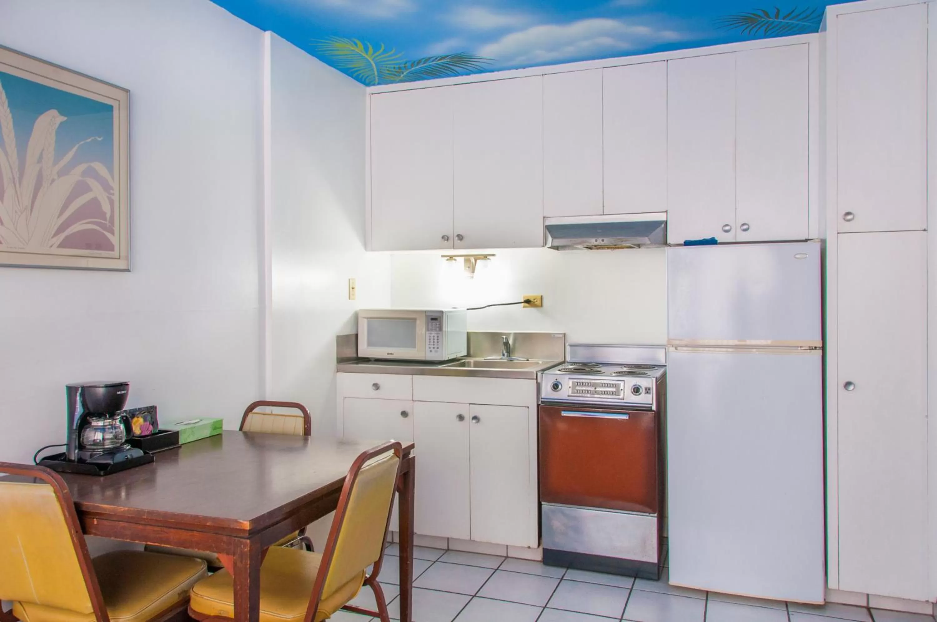 Kitchen or kitchenette in Holiday Surf Hotel (with full kitchen)