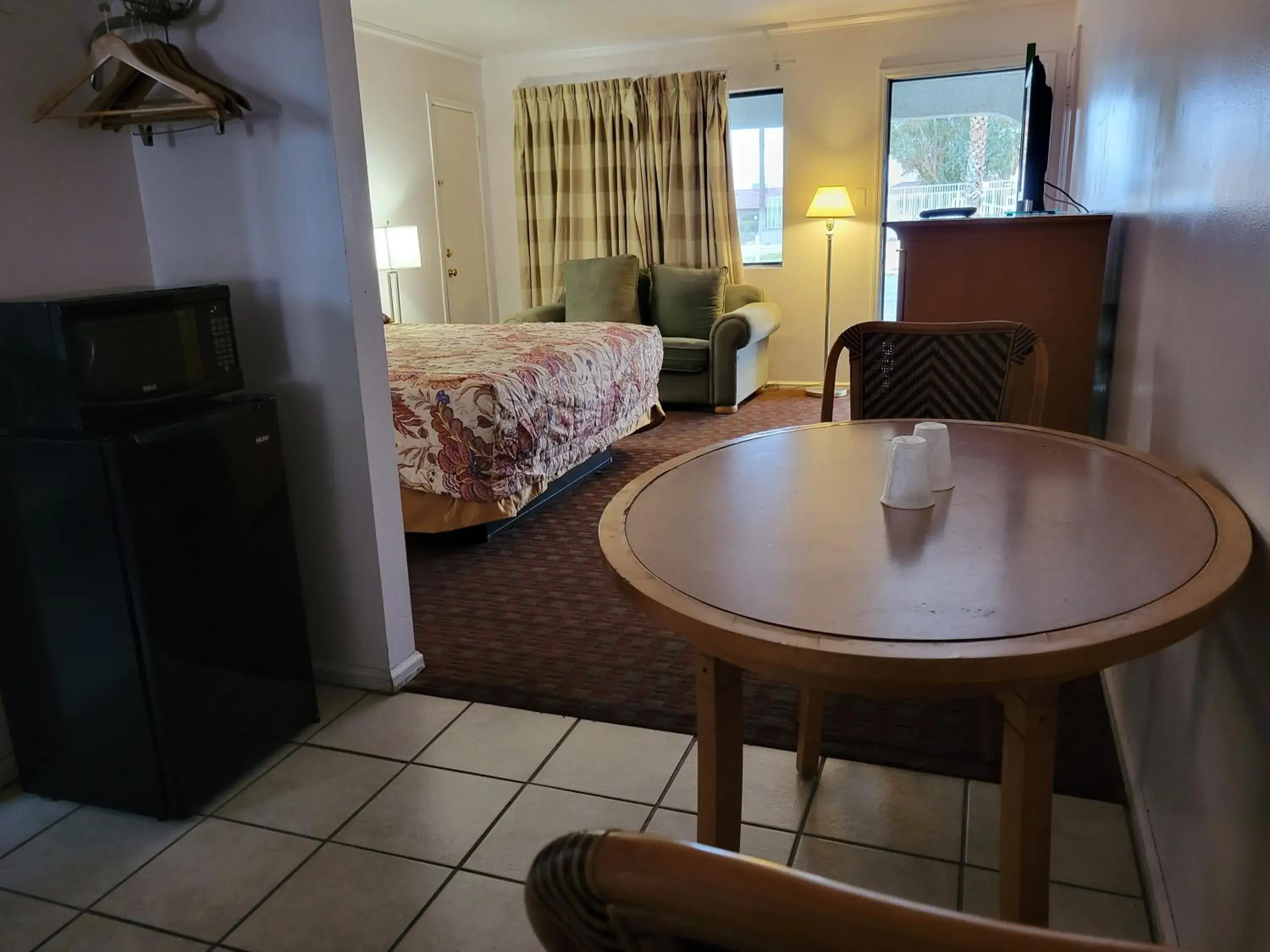 Seating Area in Emerald Inn & Lounge