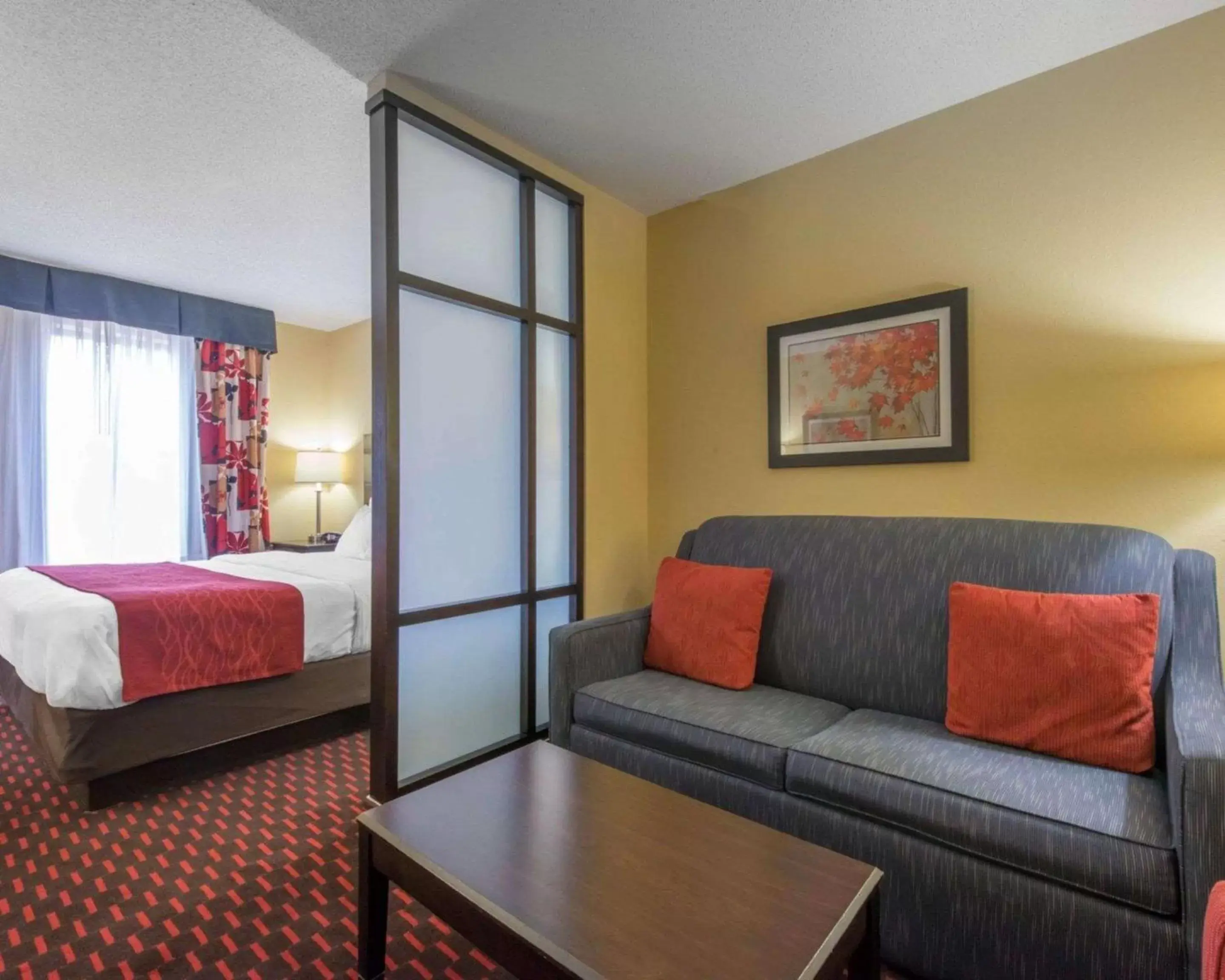 Bedroom, Seating Area in Comfort Suites Altoona