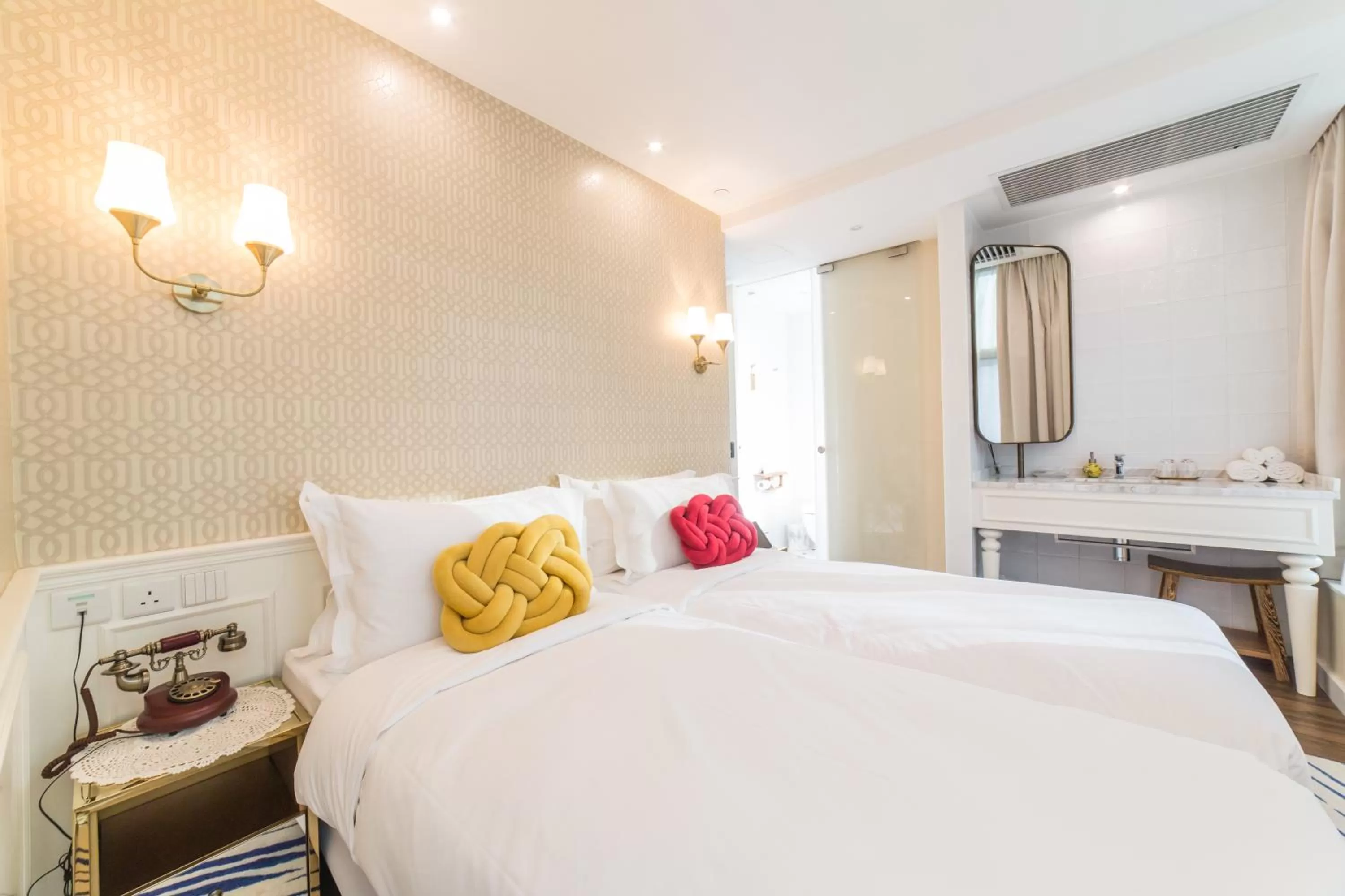 Bed in Tung Nam Lou Art Hotel