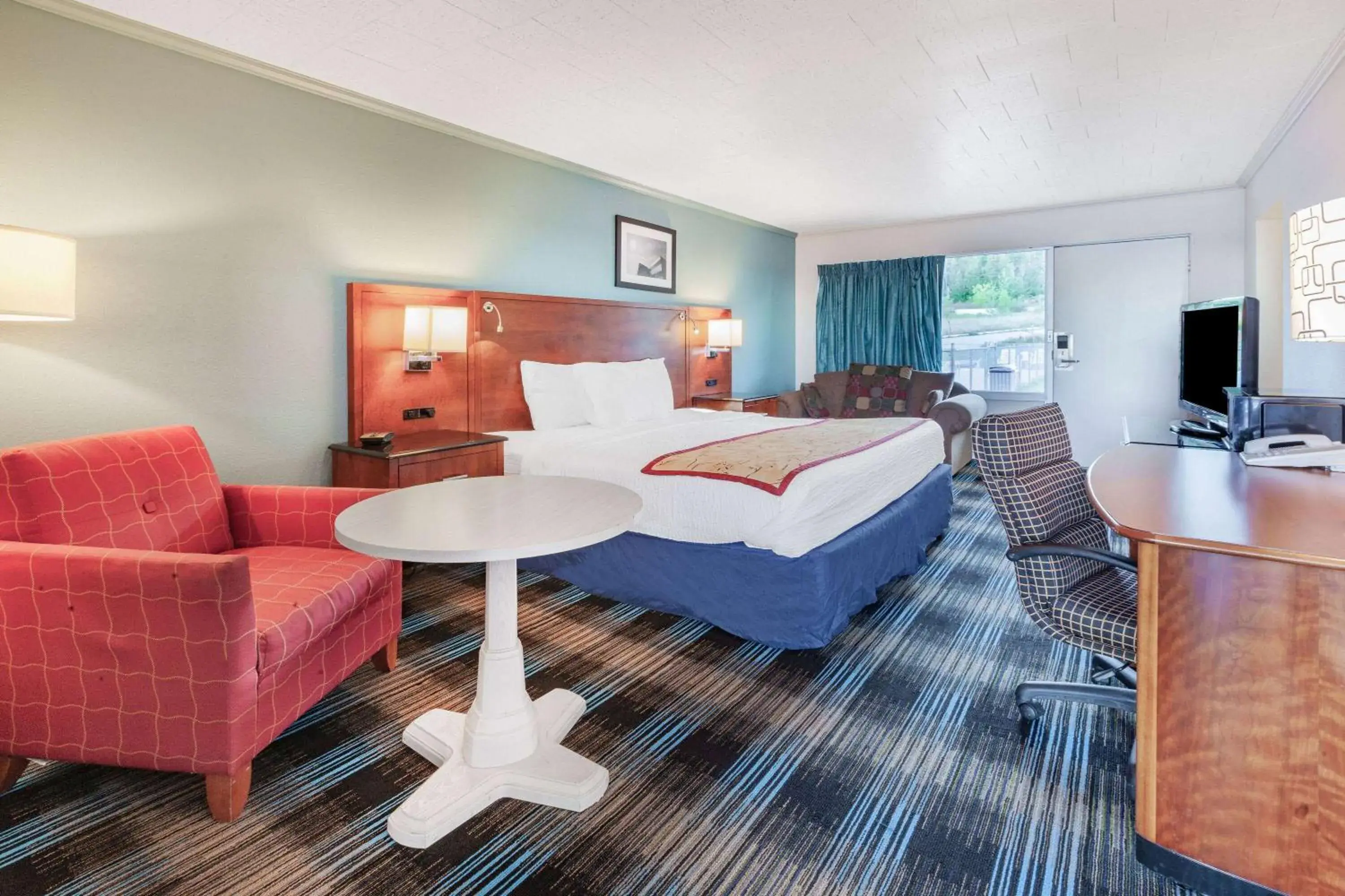 Bed in Days Inn & Suites by Wyndham St. Ignace Lakefront Bed in Days Inn & Suites by Wyndham St. Ignace Lakefront