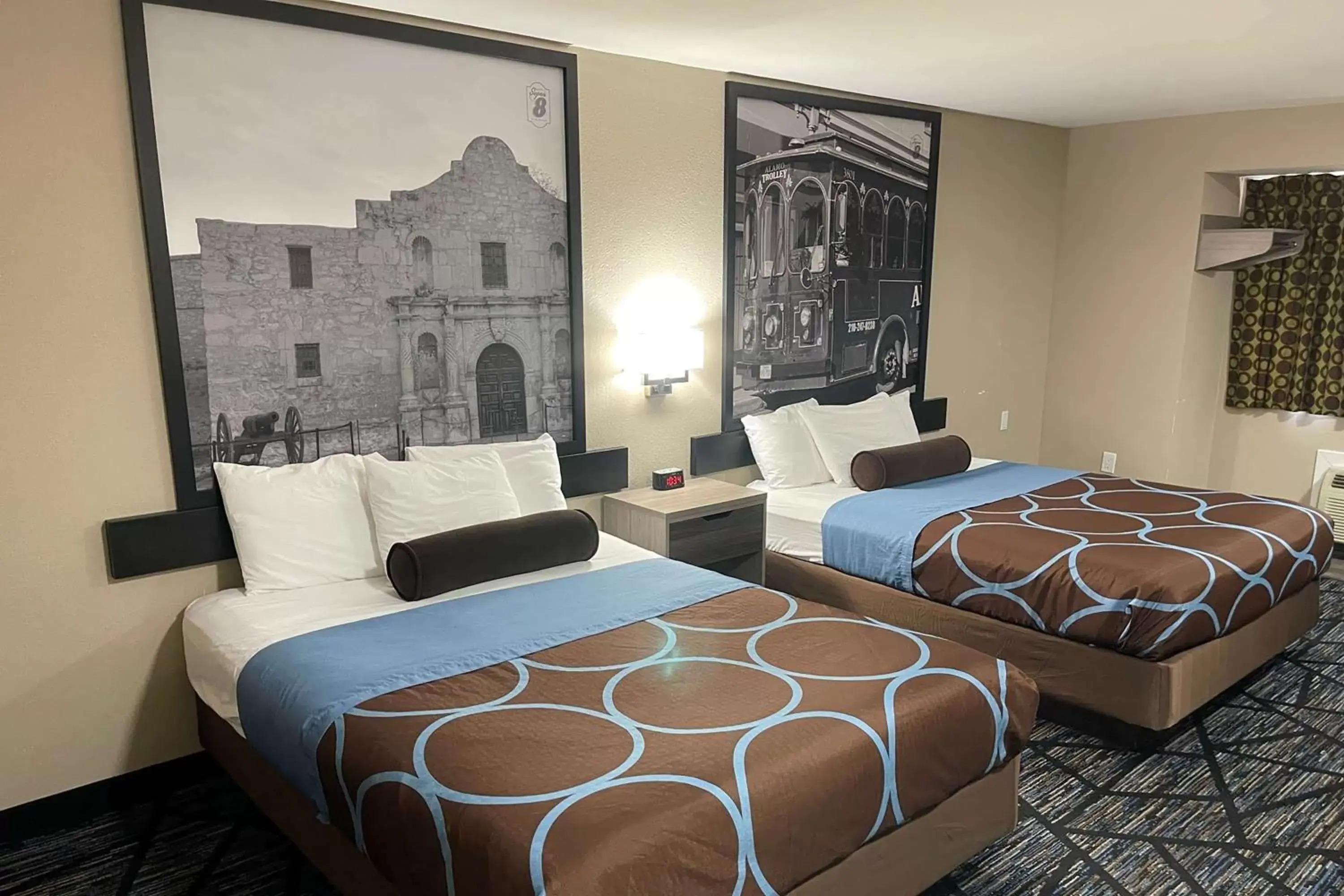 Photo of the whole room, Bed in Super 8 by Wyndham San Antonio Downtown NE