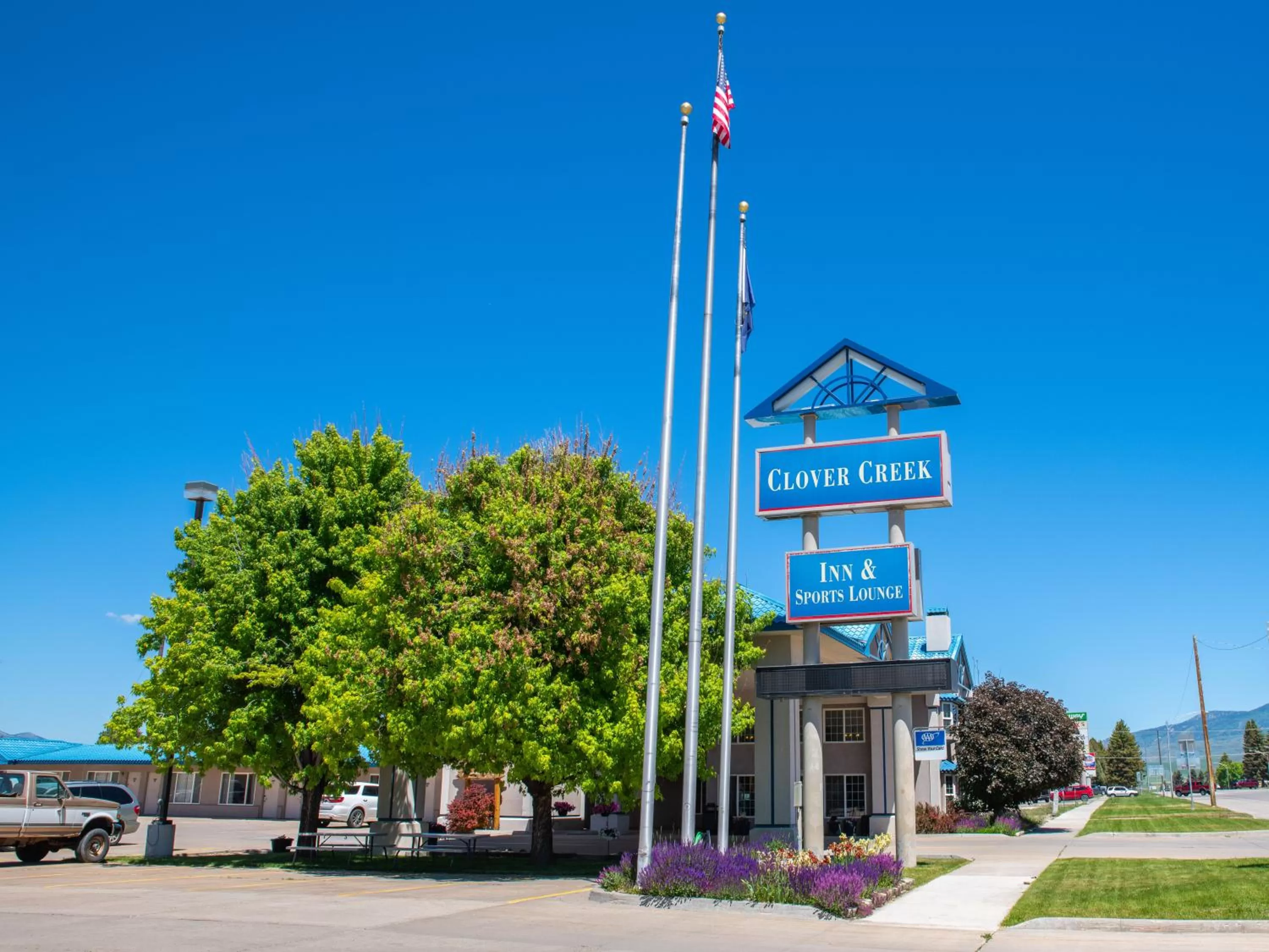 Property building in Clover Creek Inn