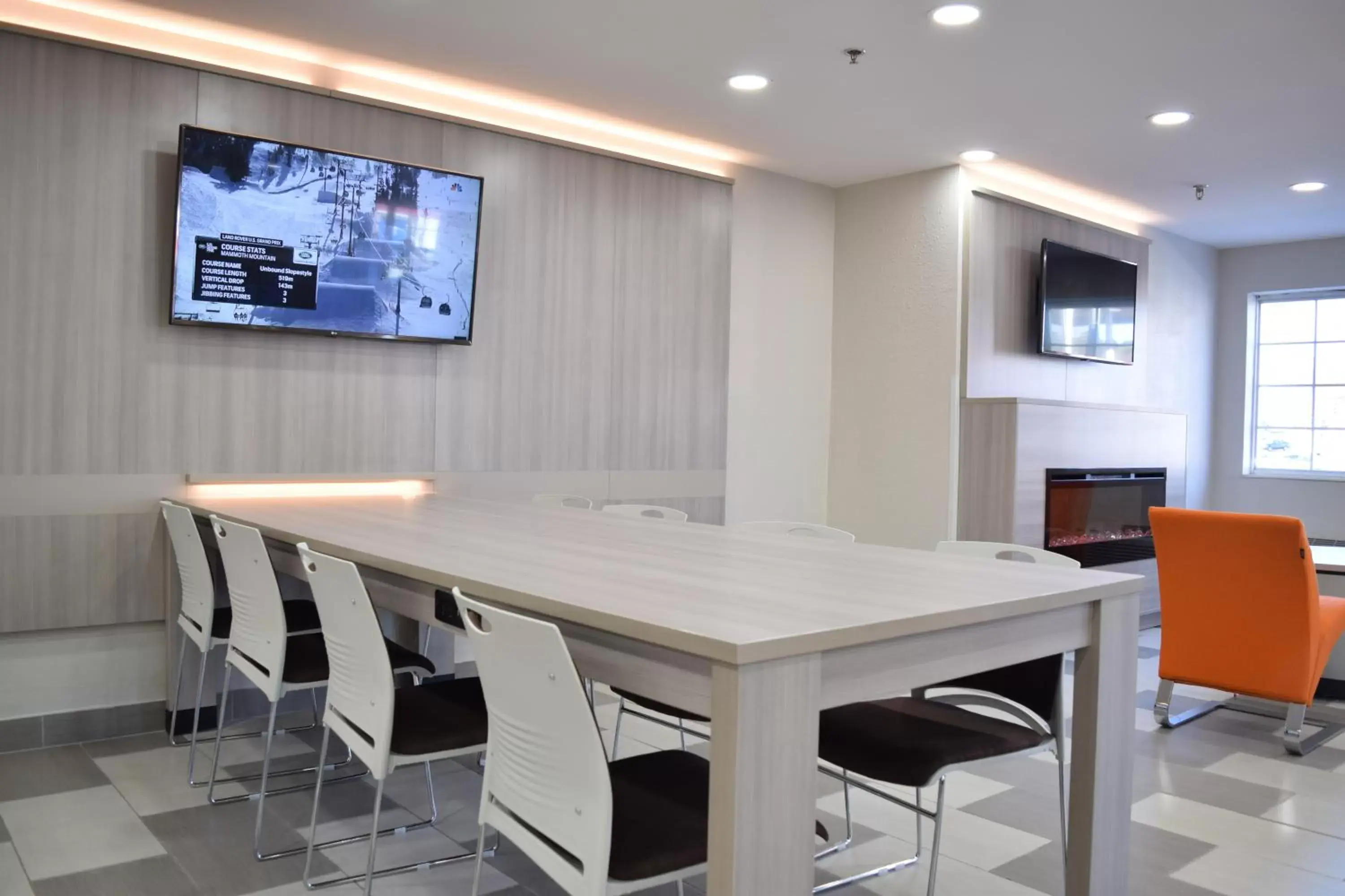 Dining area, TV/Entertainment Center in Microtel Inn & Suites by Wyndham Raleigh