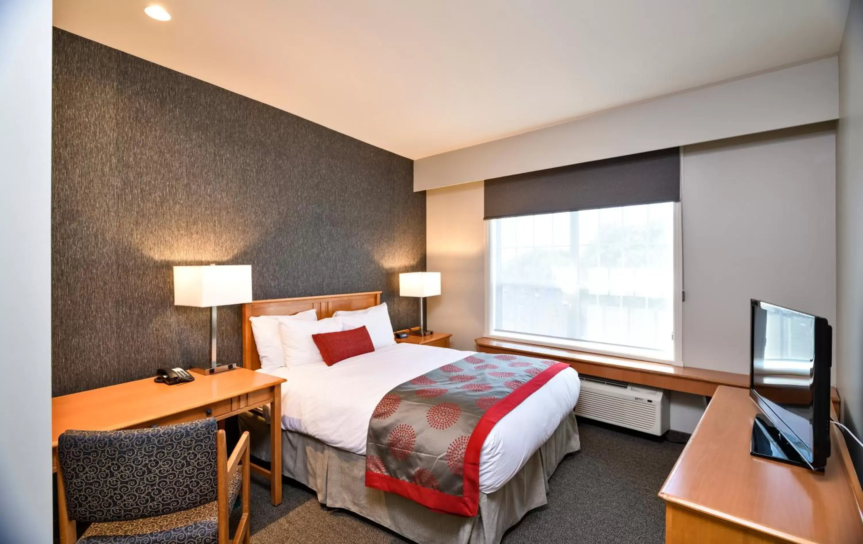 Bedroom, Bed in Ramada by Wyndham Penticton Hotel & Suites