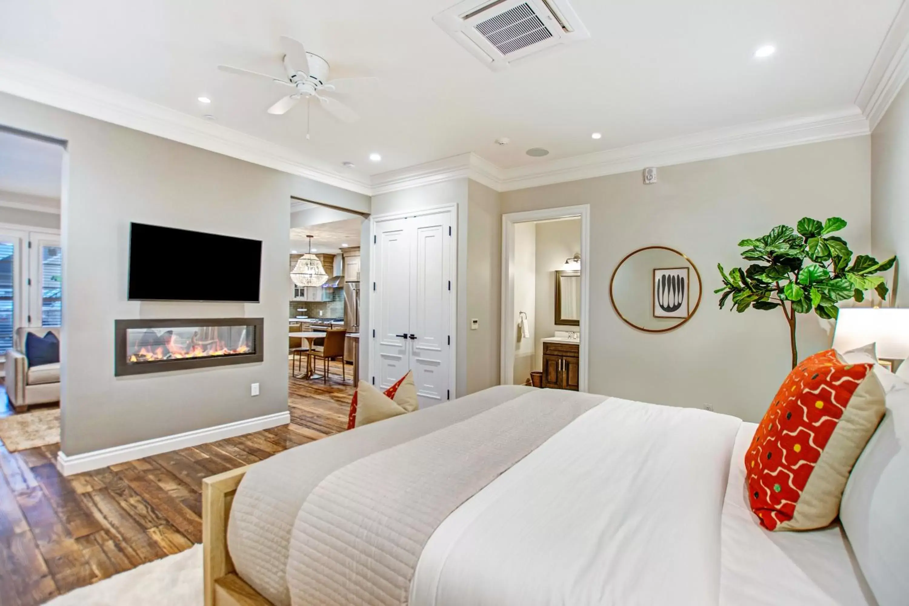 Photo of the whole room, TV/Entertainment Center in Sonoma Bungalows