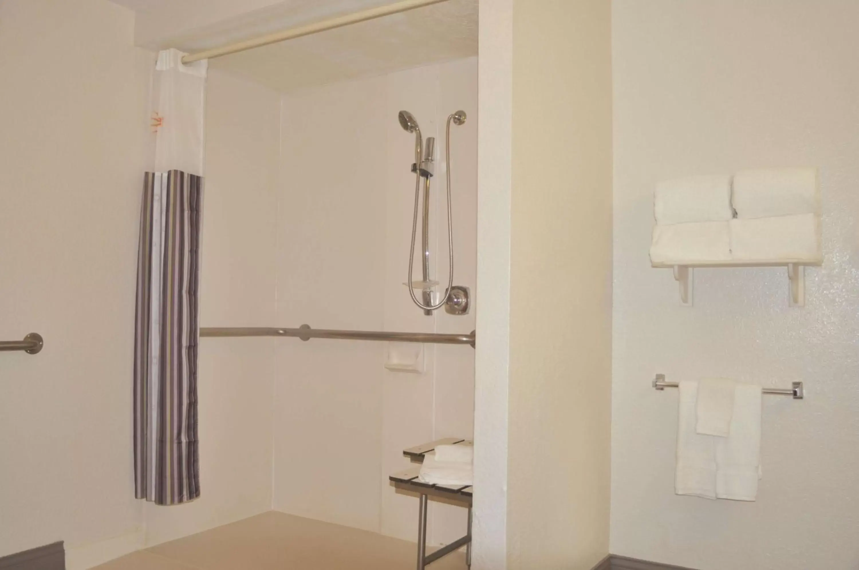 Photo of the whole room, Bathroom in La Quinta Inn by Wyndham Dallas Uptown
