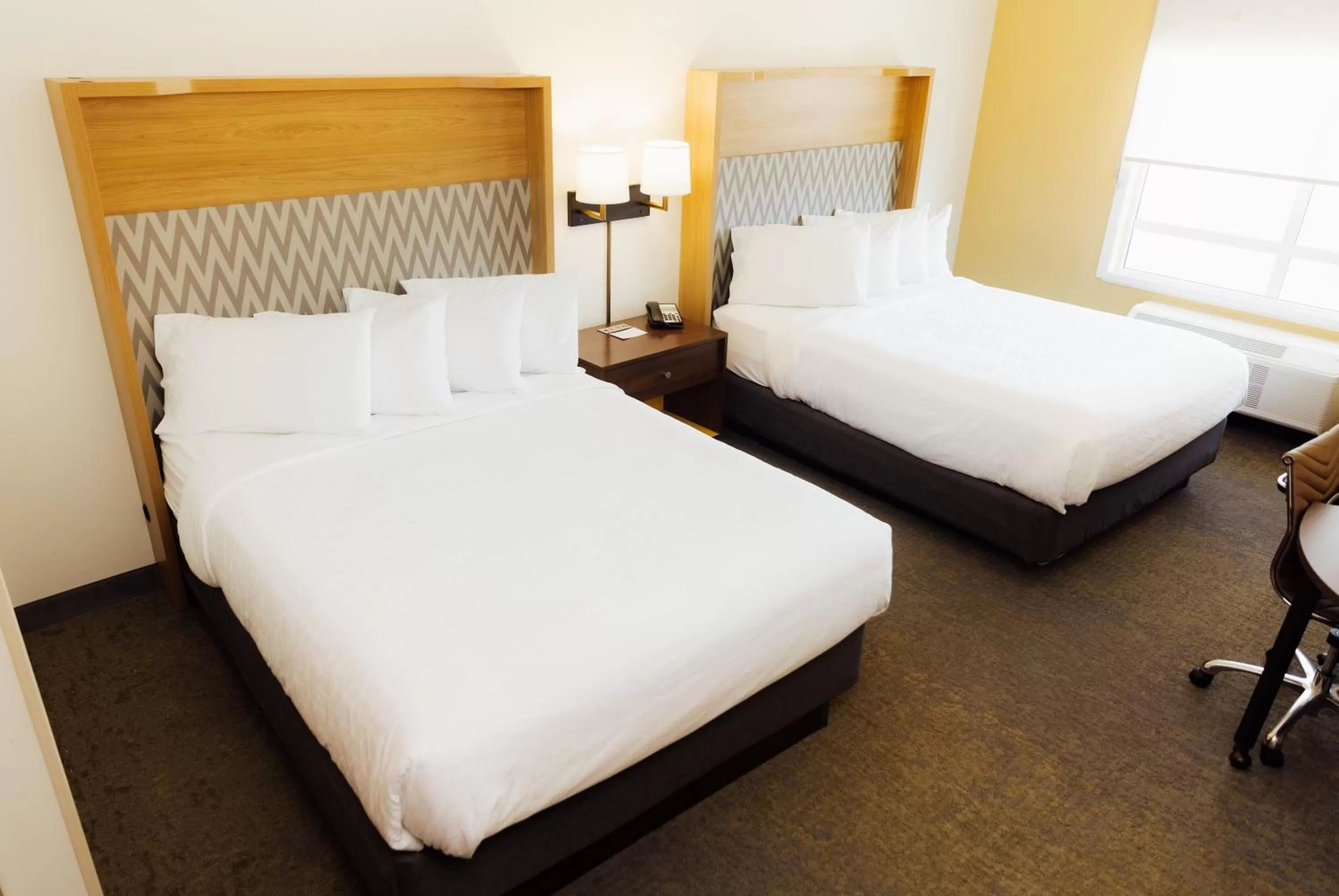 Photo of the whole room, Bed in Holiday Inn & Suites - Hopkinsville - Convention Ctr by IHG