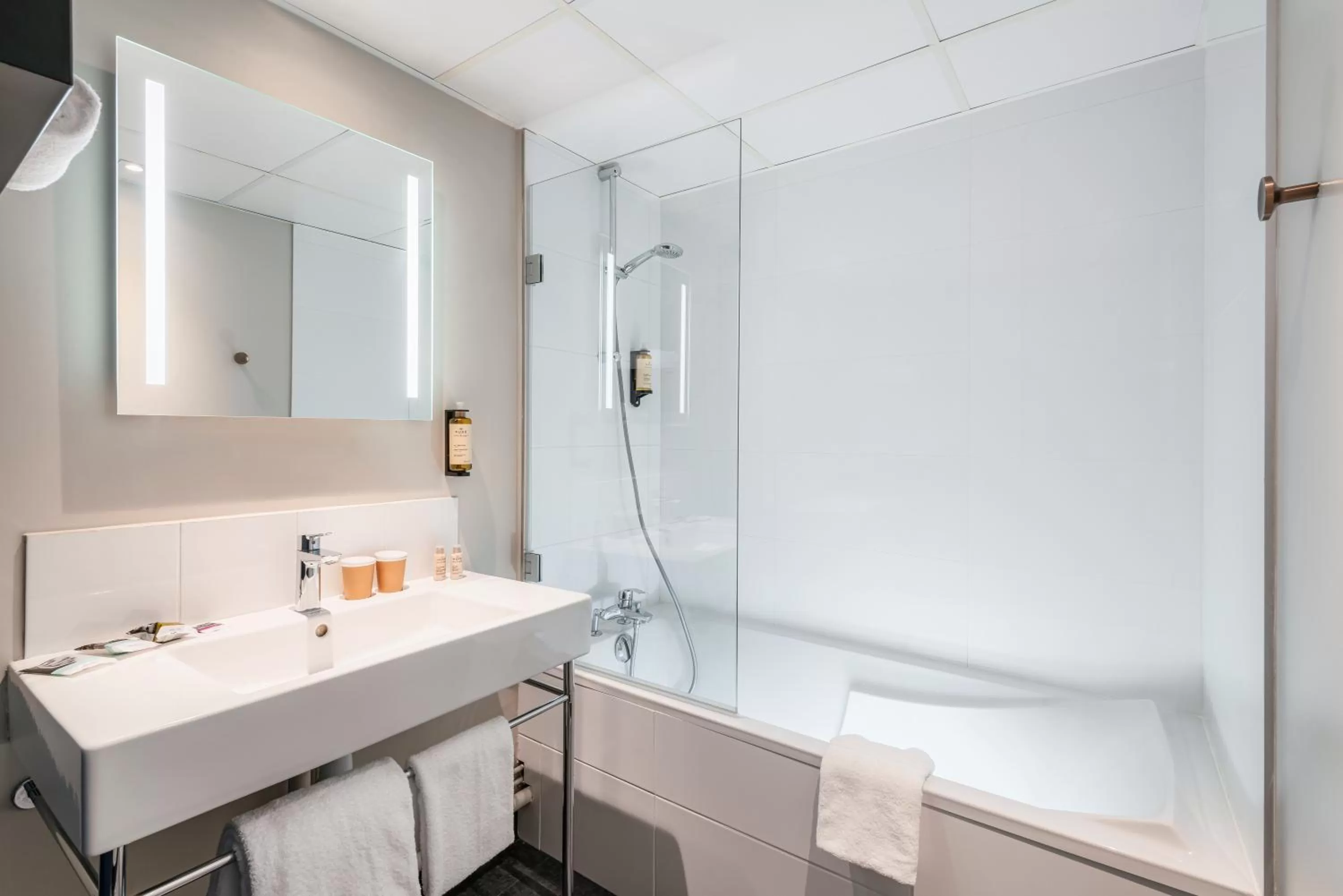 Bathroom in Mercure Paris Montparnasse Pasteur