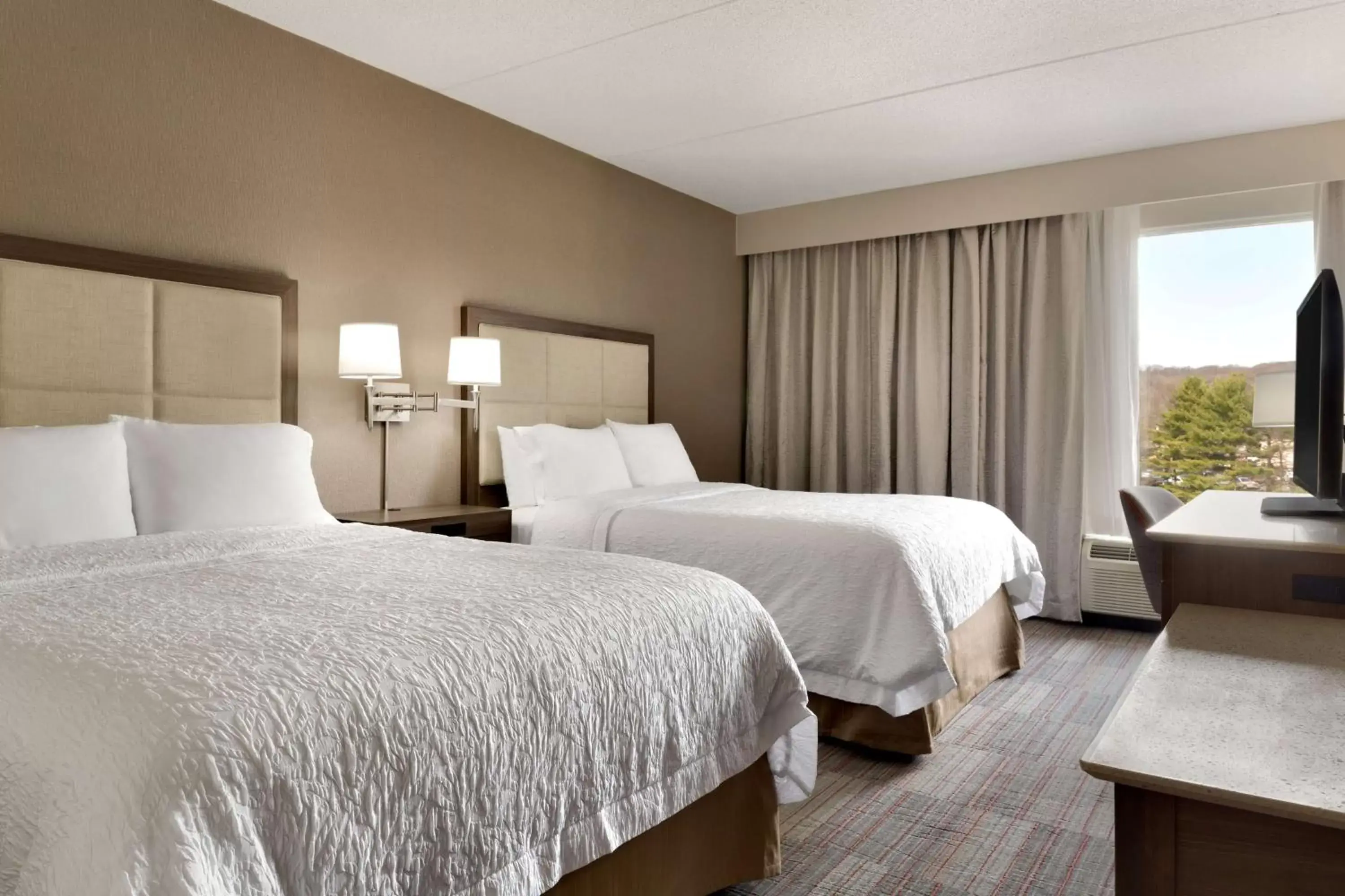 Bedroom, Bed in Hampton Inn Denville-Rockaway-Parsippany