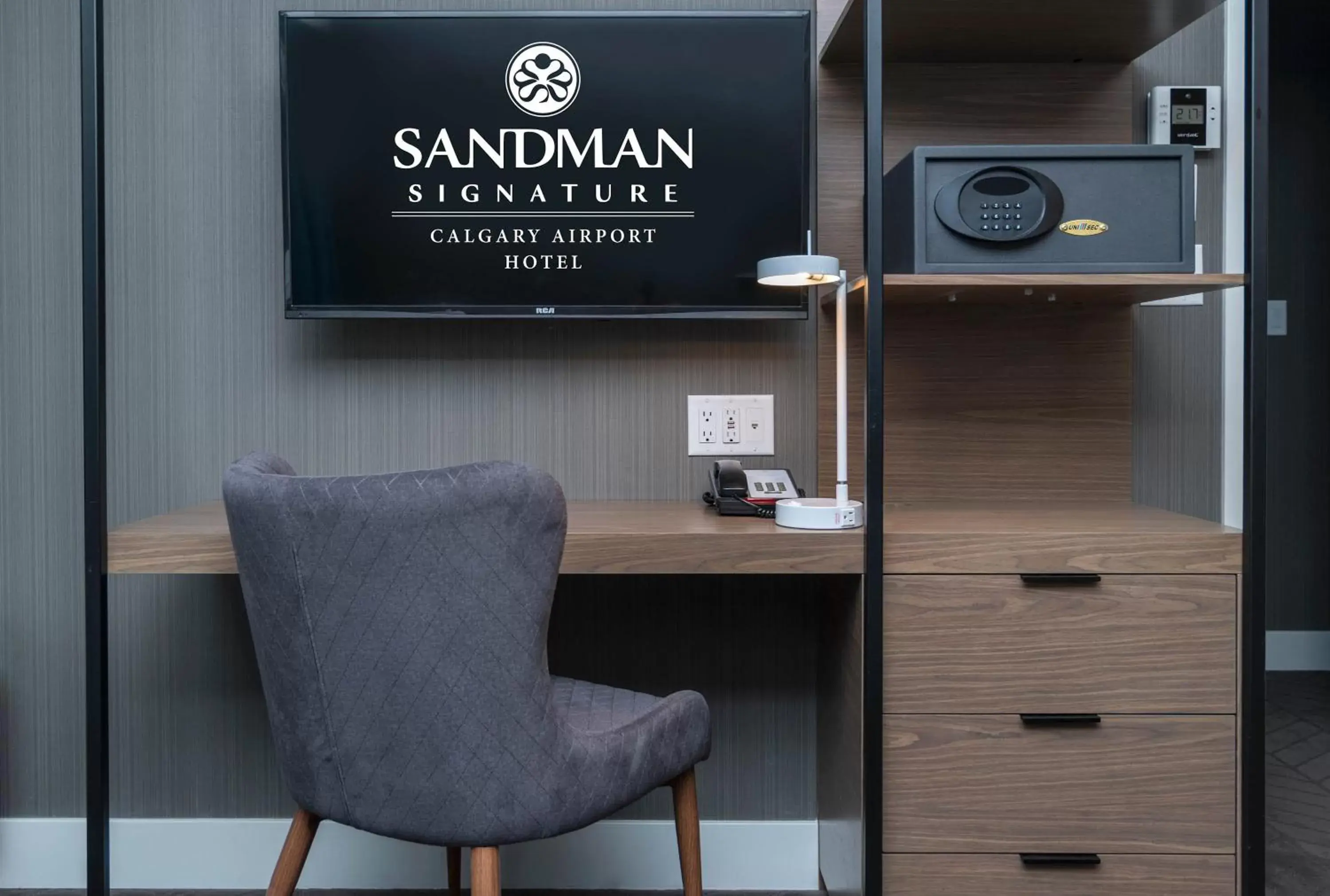 Photo of the whole room in Sandman Signature Calgary Airport Hotel