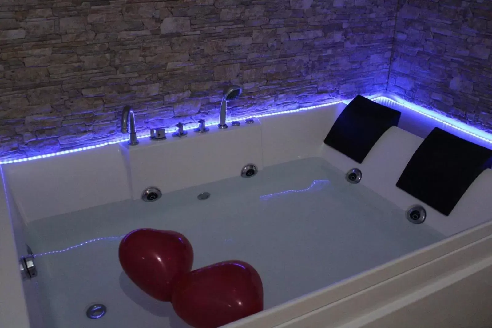 Hot Tub, Bathroom in Dolce Notte