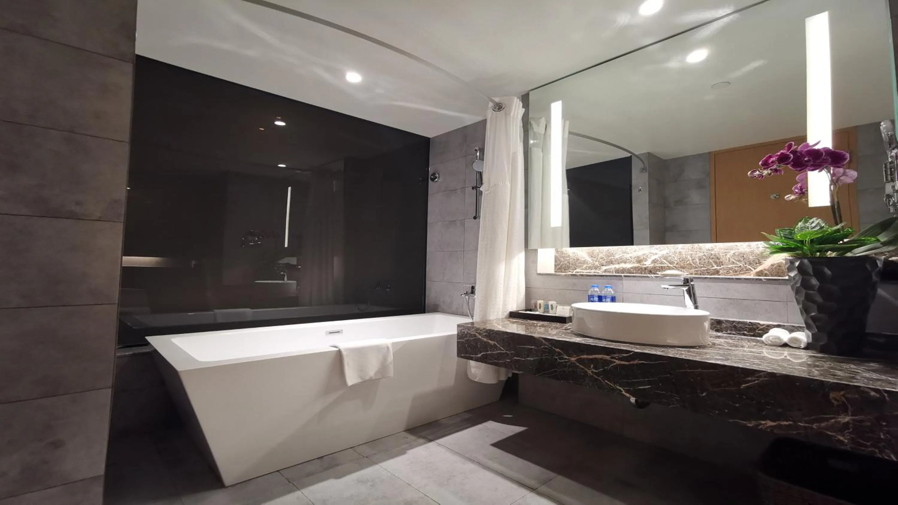 Photo of the whole room in Holiday Inn Shanghai Hongqiao West by IHG