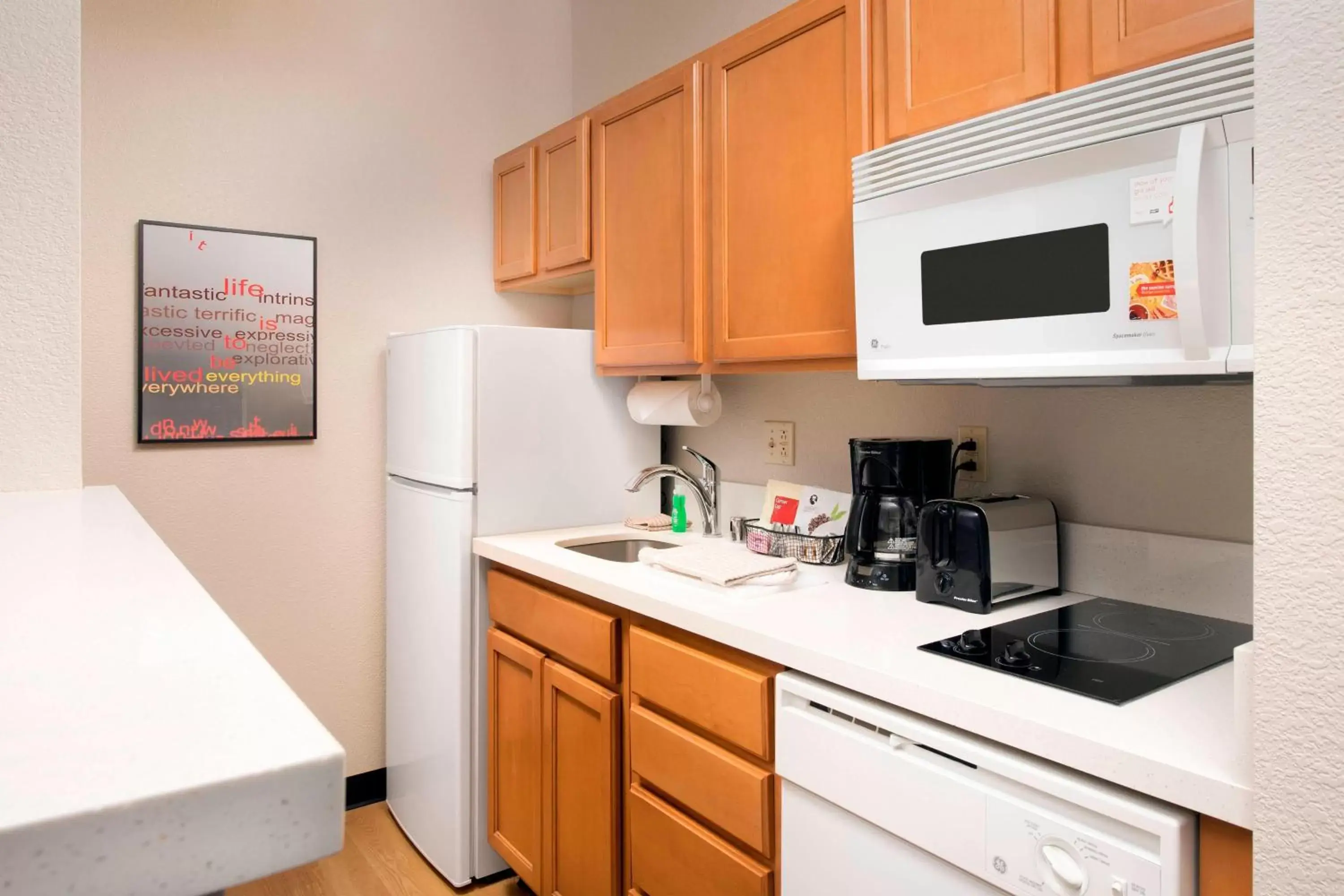 Kitchen or kitchenette, Kitchen/Kitchenette in TownePlace Suites by Marriott Albuquerque Airport