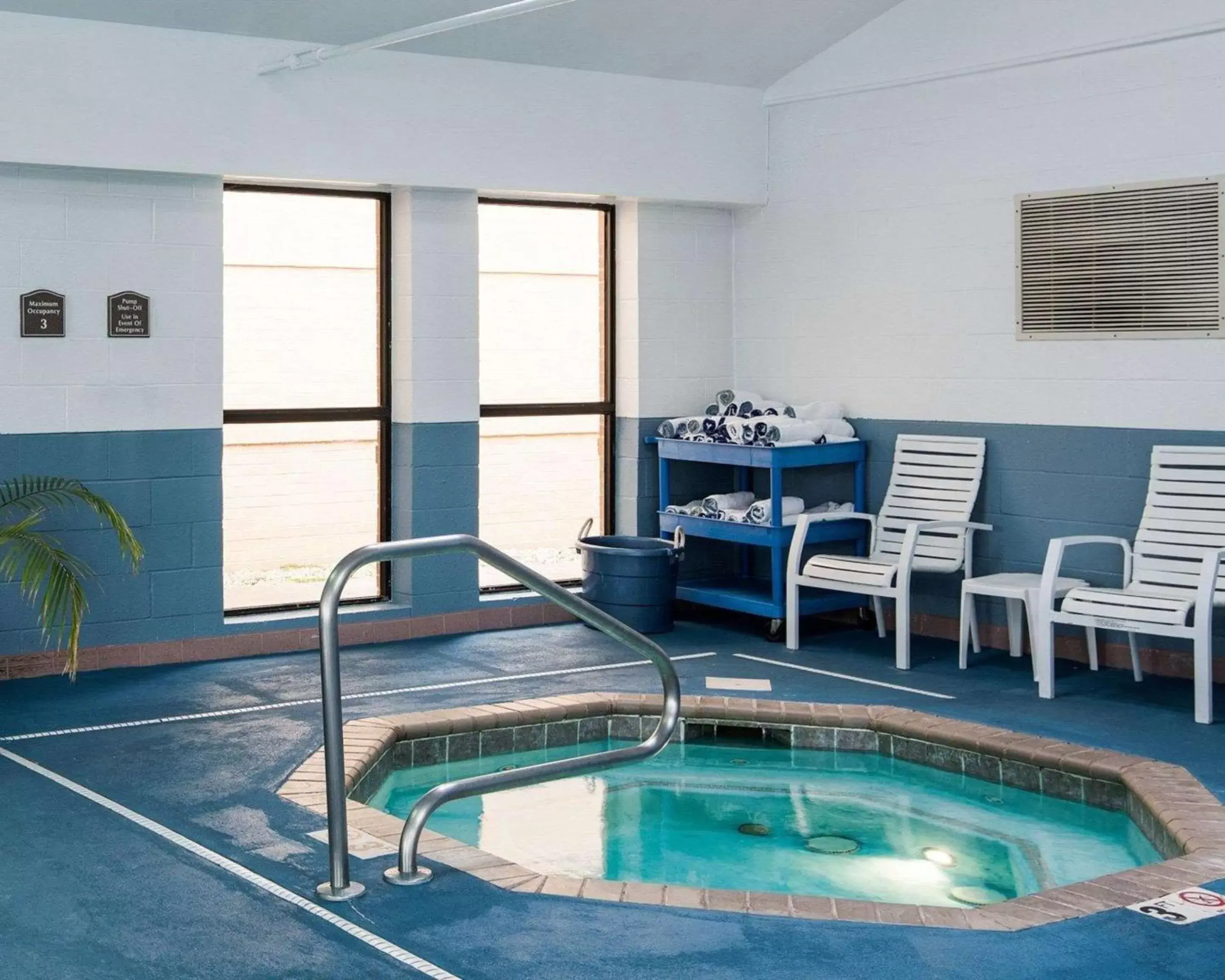 On site, Swimming Pool in Comfort Inn & Suites - LaVale - Cumberland